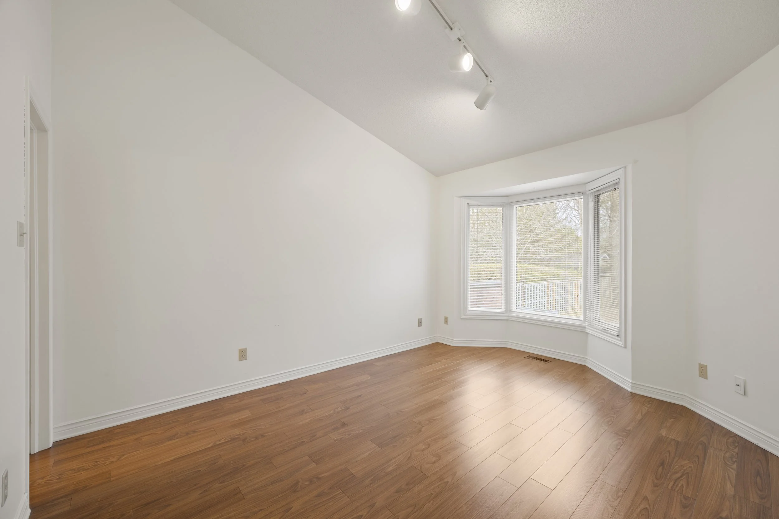 12-90 Ontario St S -22.JPG