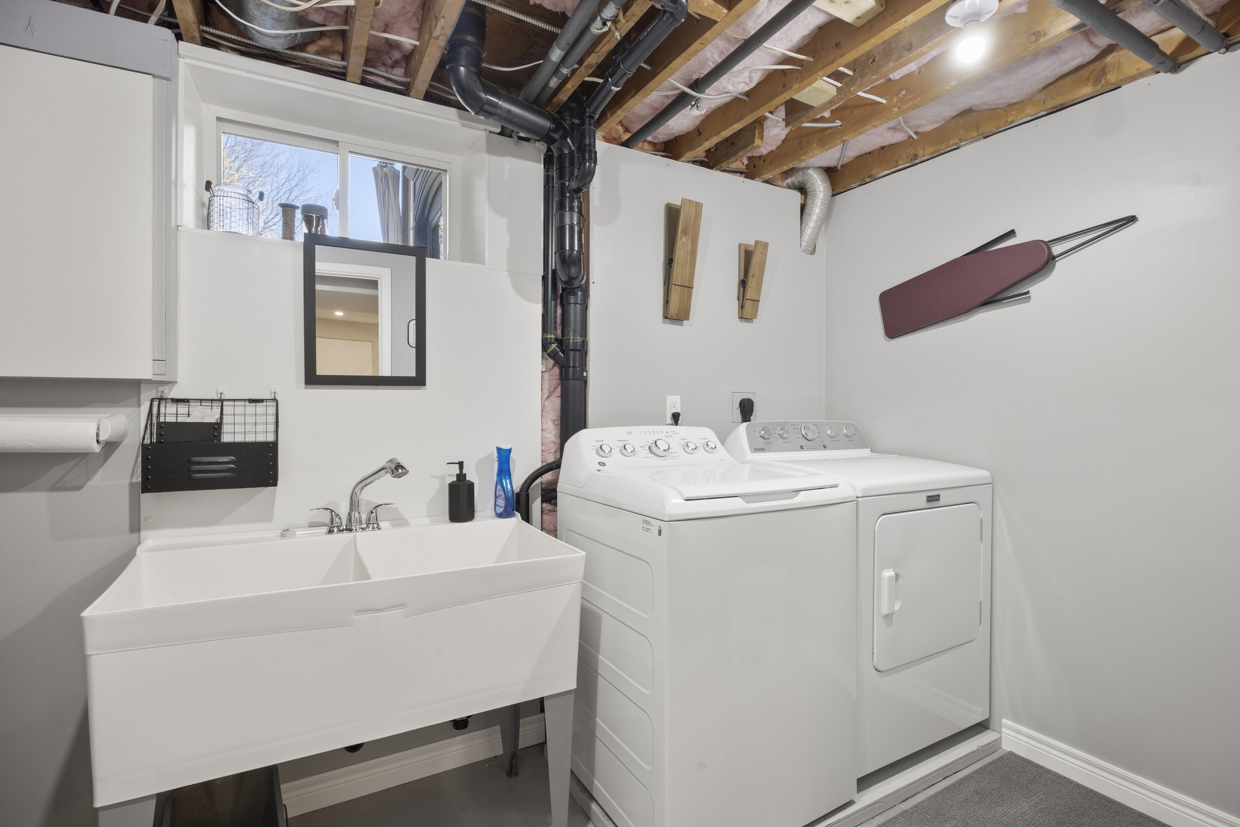 430 Magnolia Cres -36.JPG