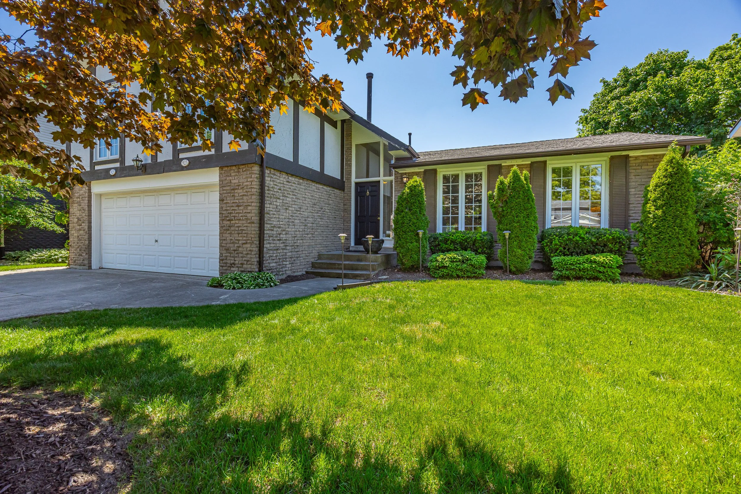 923 Farnham Rd -01.jpg