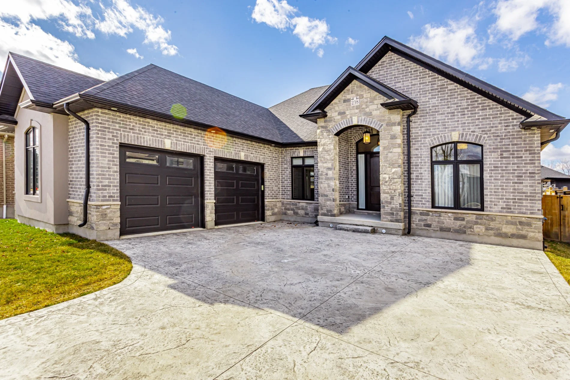 238-9861 Glendon Dr-1.jpg