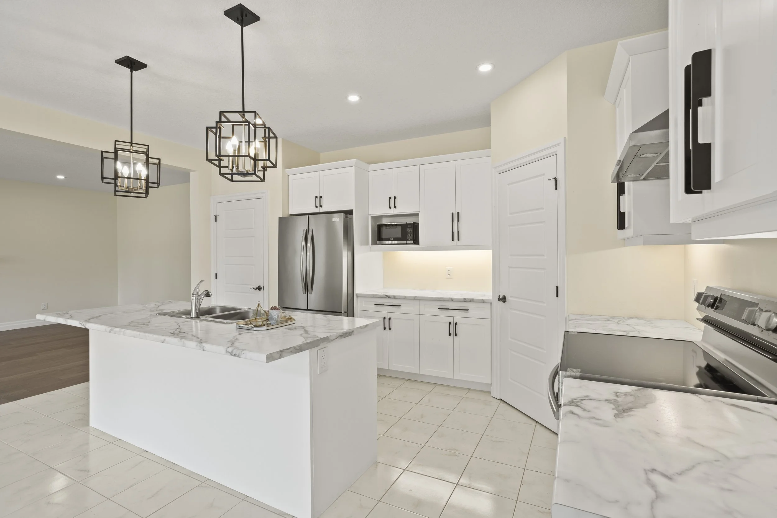 74 Royal Cres -14.JPG