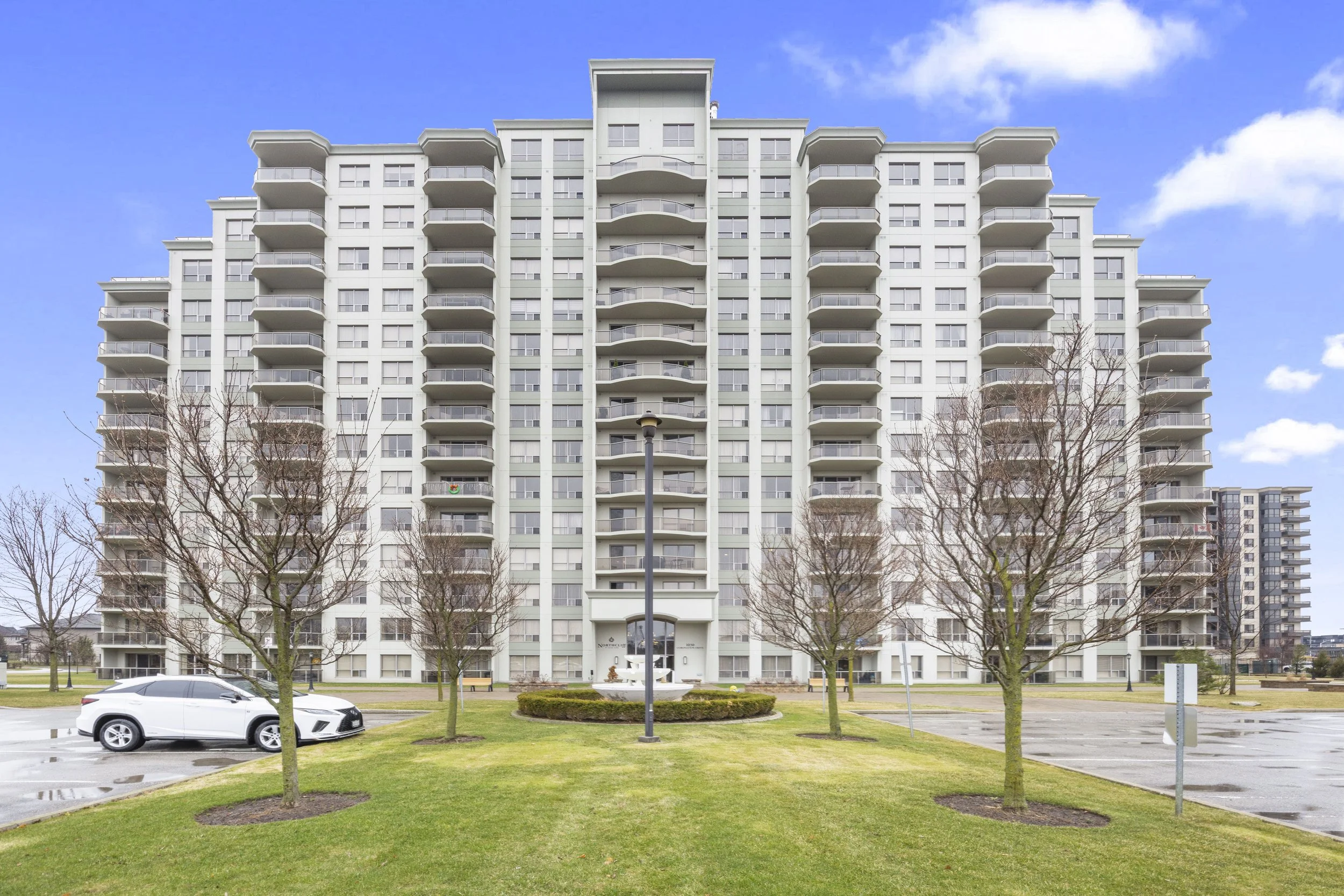 604-1030 Coronation Dr -01.JPG