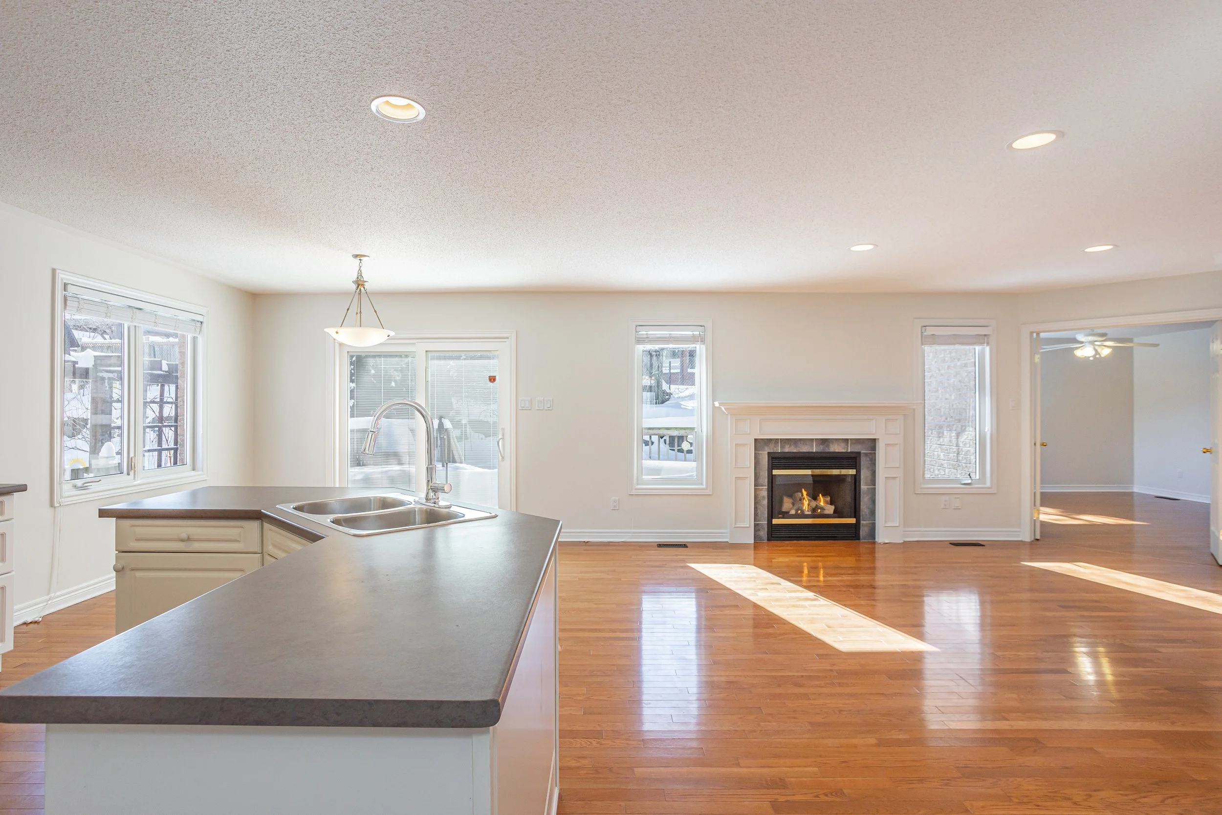 928 Crestview Cres-12.jpg