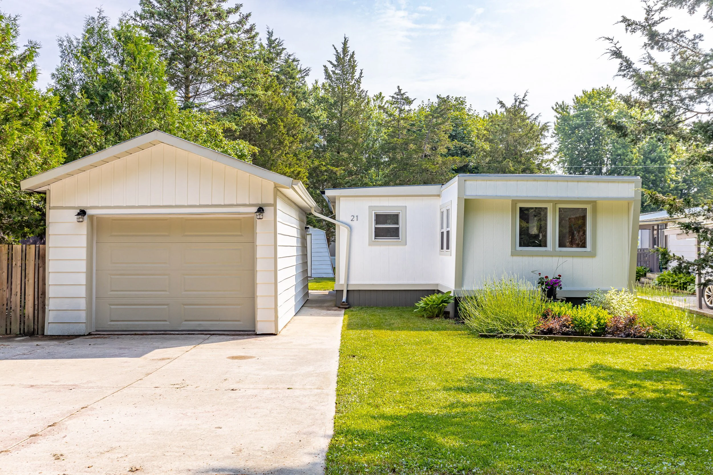 21-9839 Lakeshore Rd-2.jpg