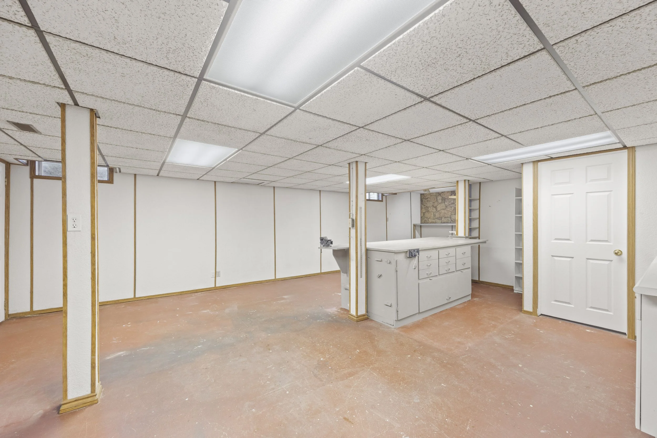 7069 Diane Cres -11.JPG