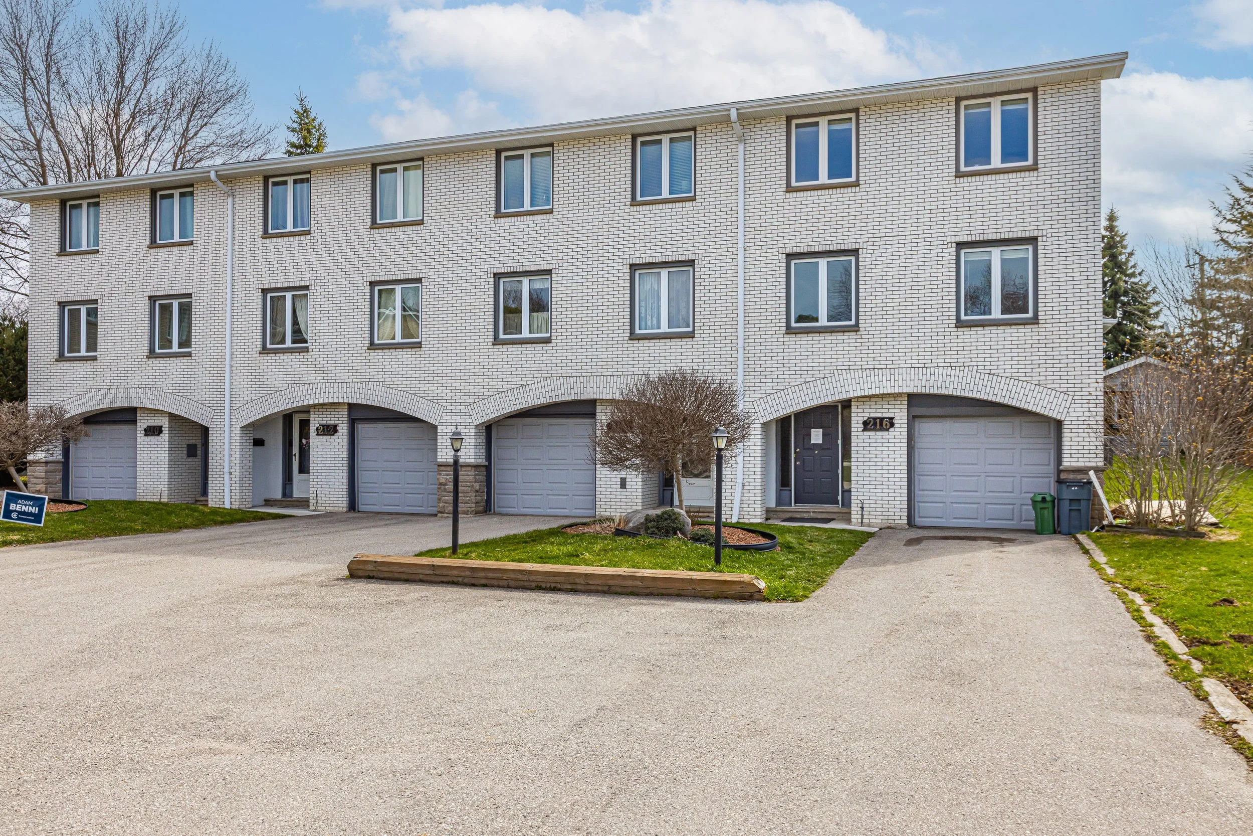 216 Homestead Cres-1.jpg