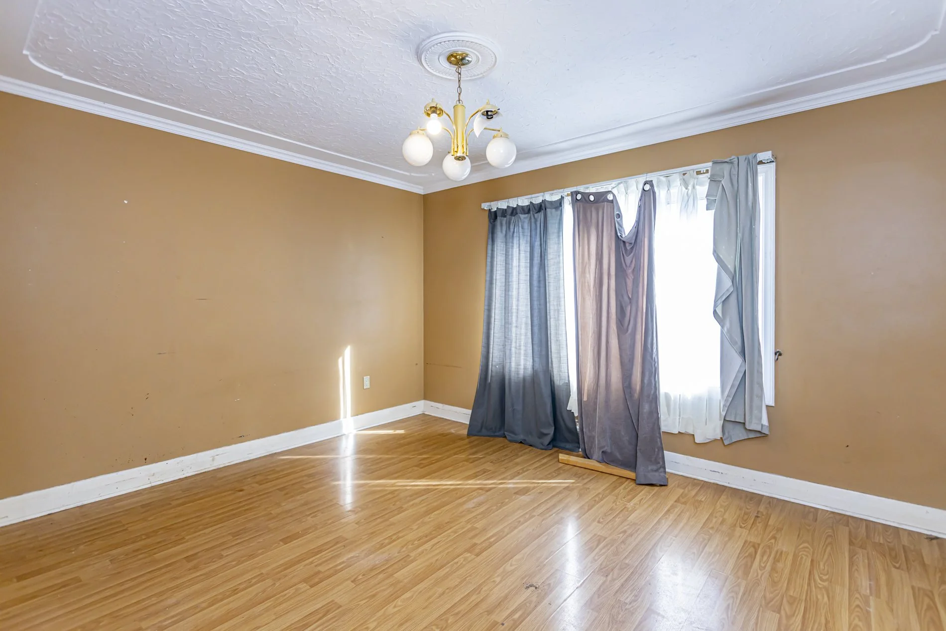 545 Commissioners Rd W_25.JPG