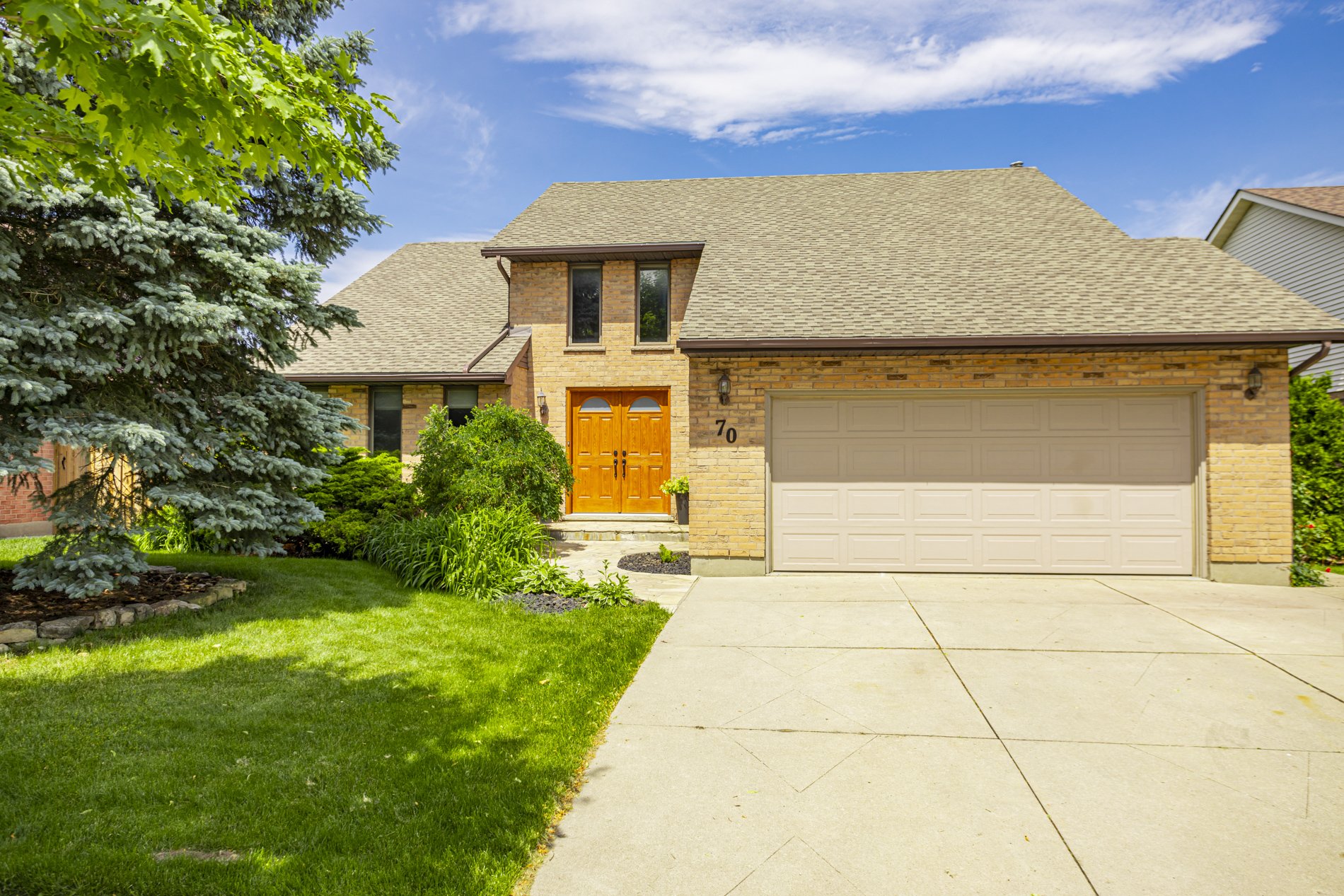 70 Thumnderbird Cres_01.JPG