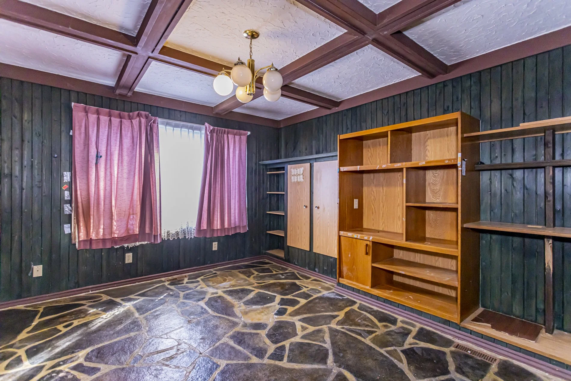 545 Commissioners Rd W_18.JPG