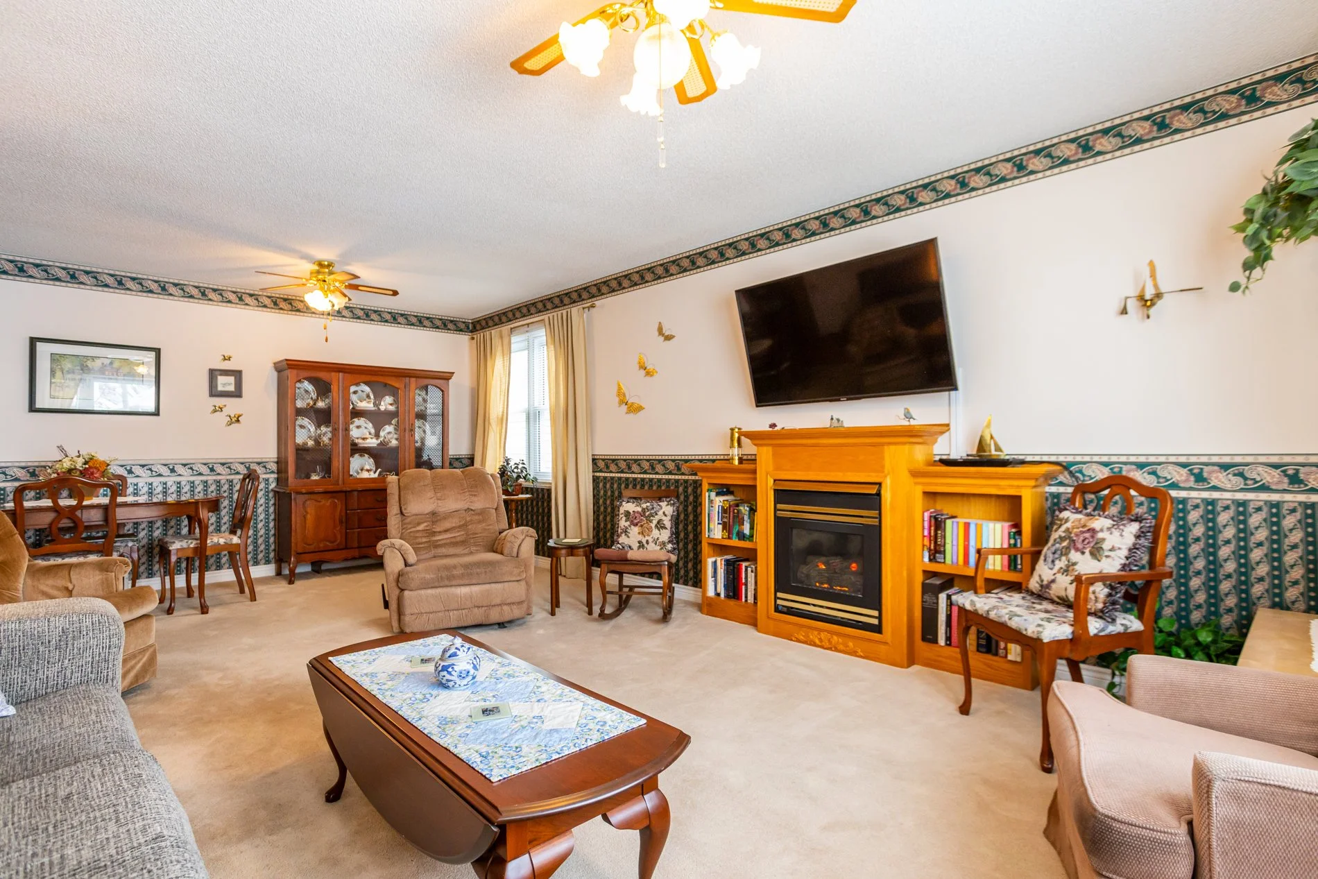 60 Hawkins Cres-14.jpg