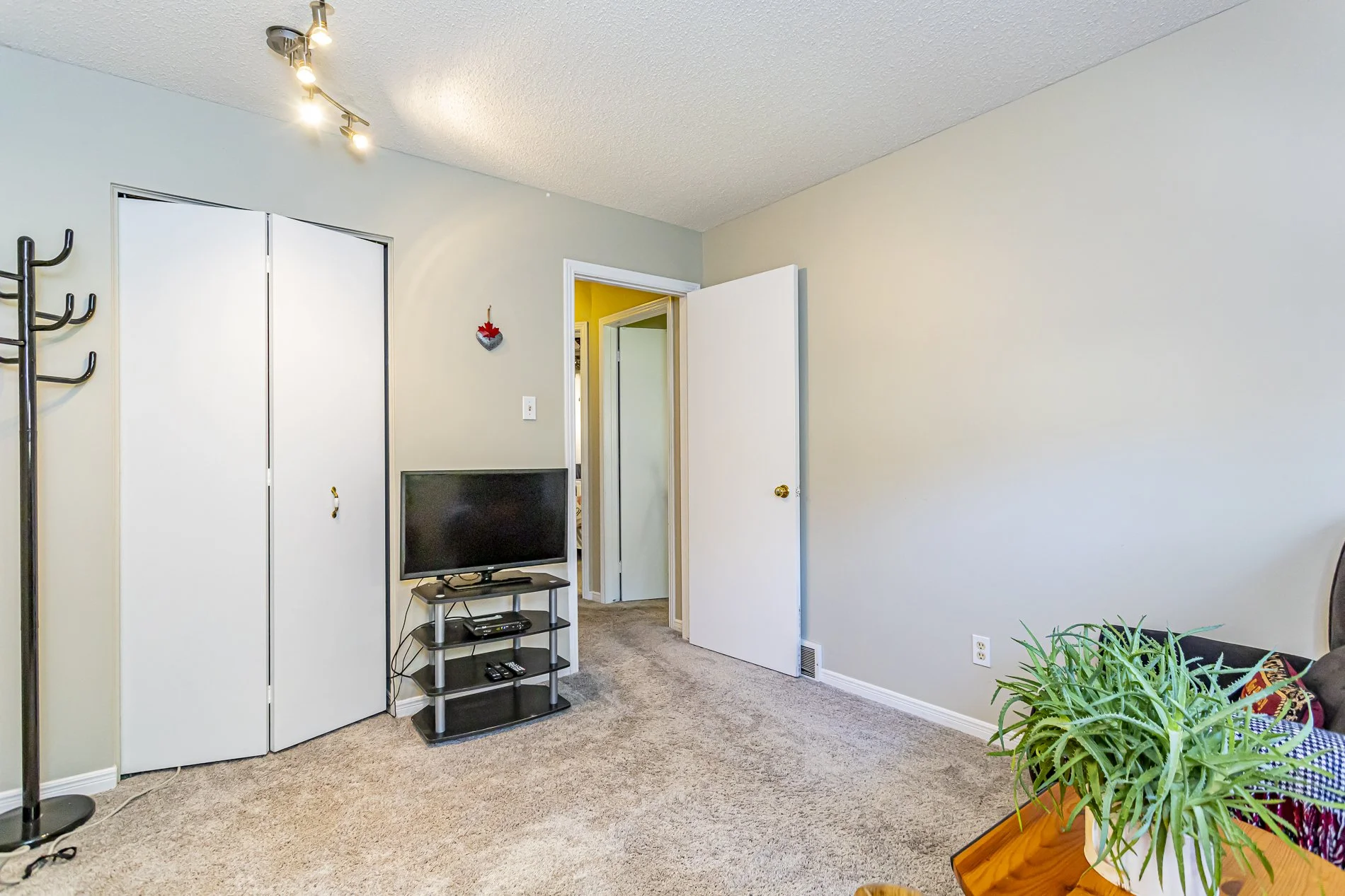 89 Midale Cres_28.jpg
