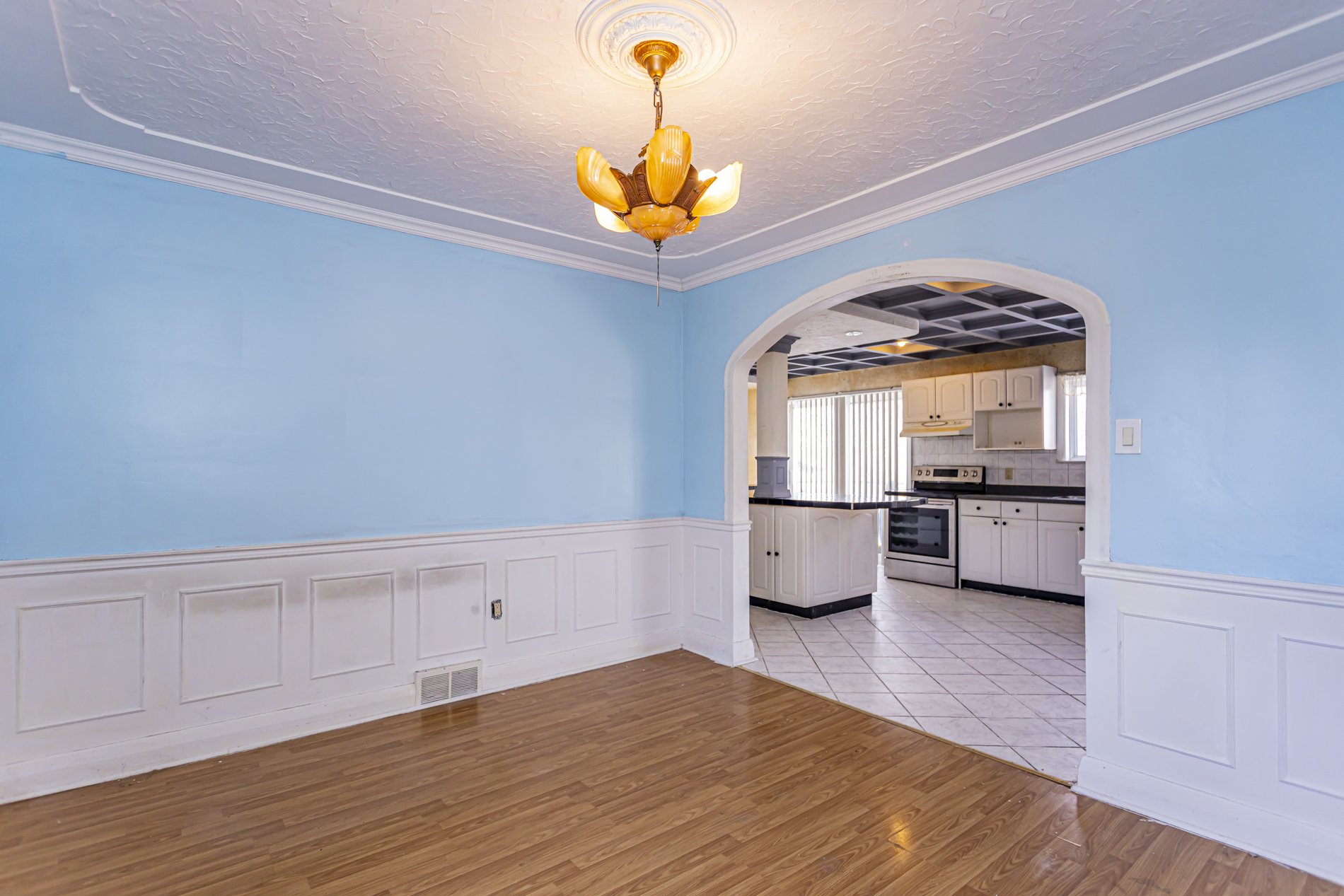 545 Commissioners Rd W_17.JPG