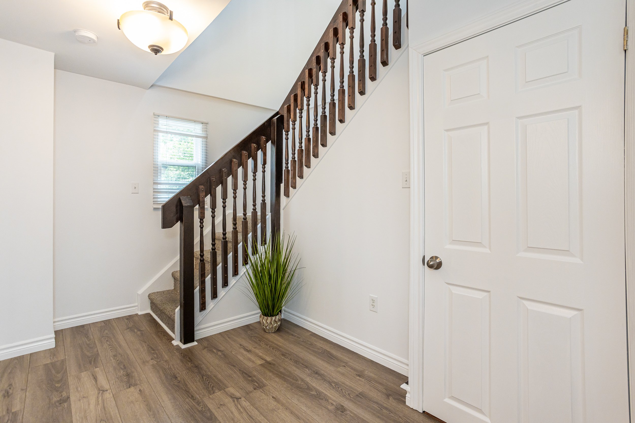 1811 Royal Cres-14.jpg