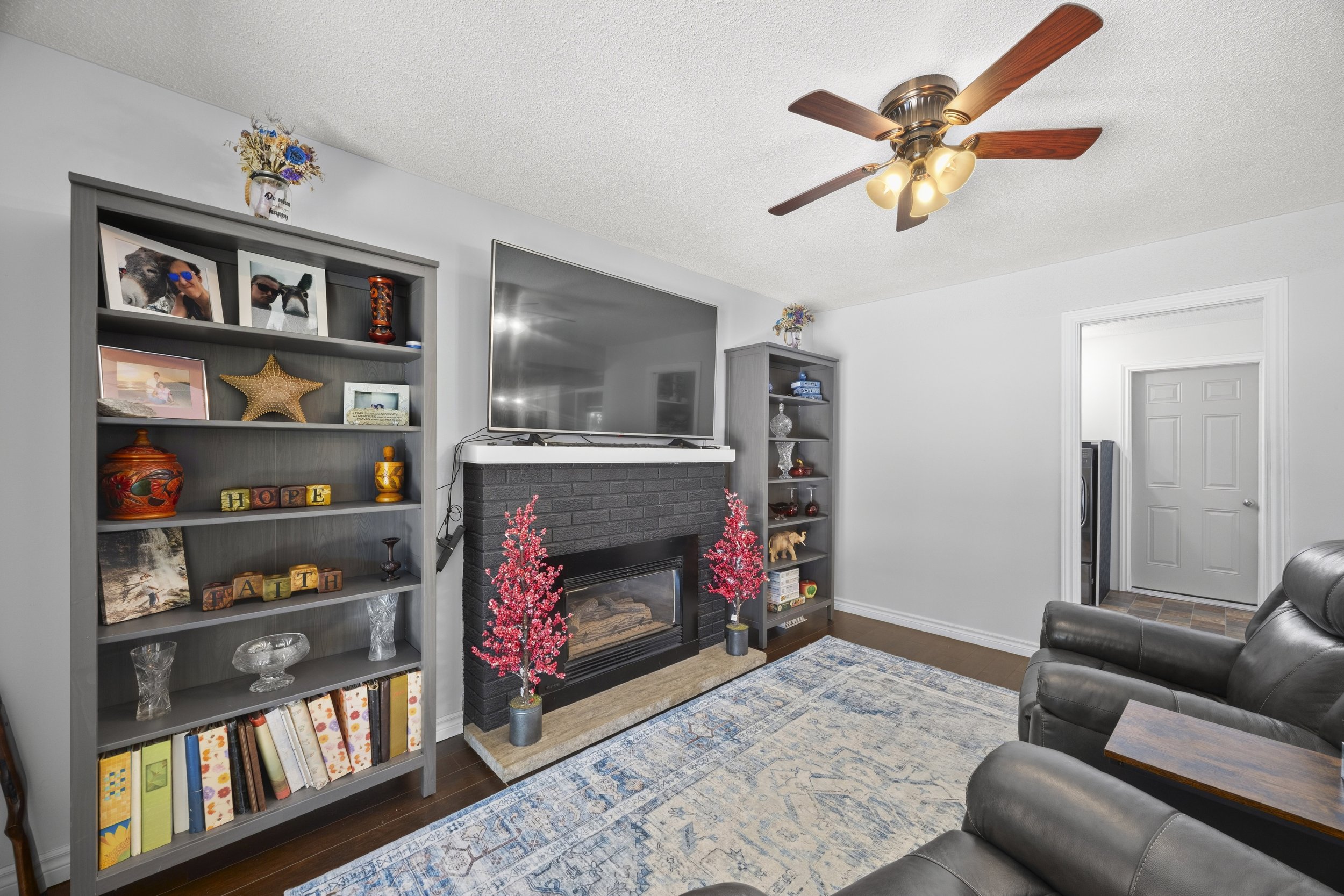 219 Dundas St W -15.JPG