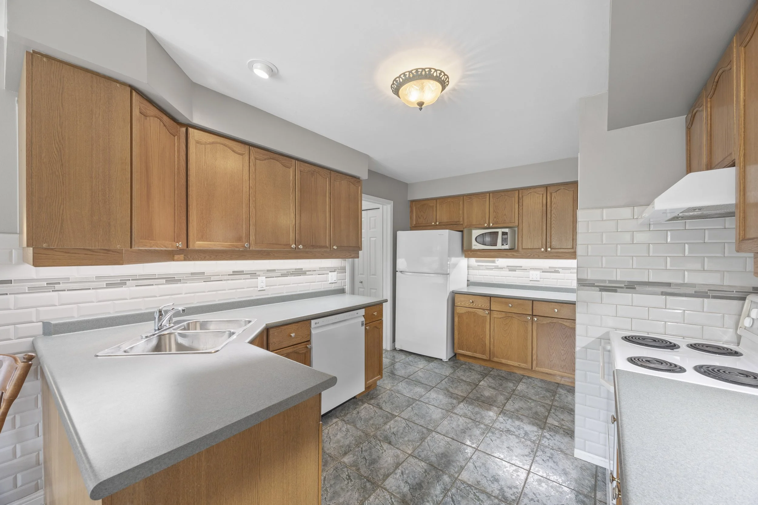 7069 Diane Cres -23.JPG