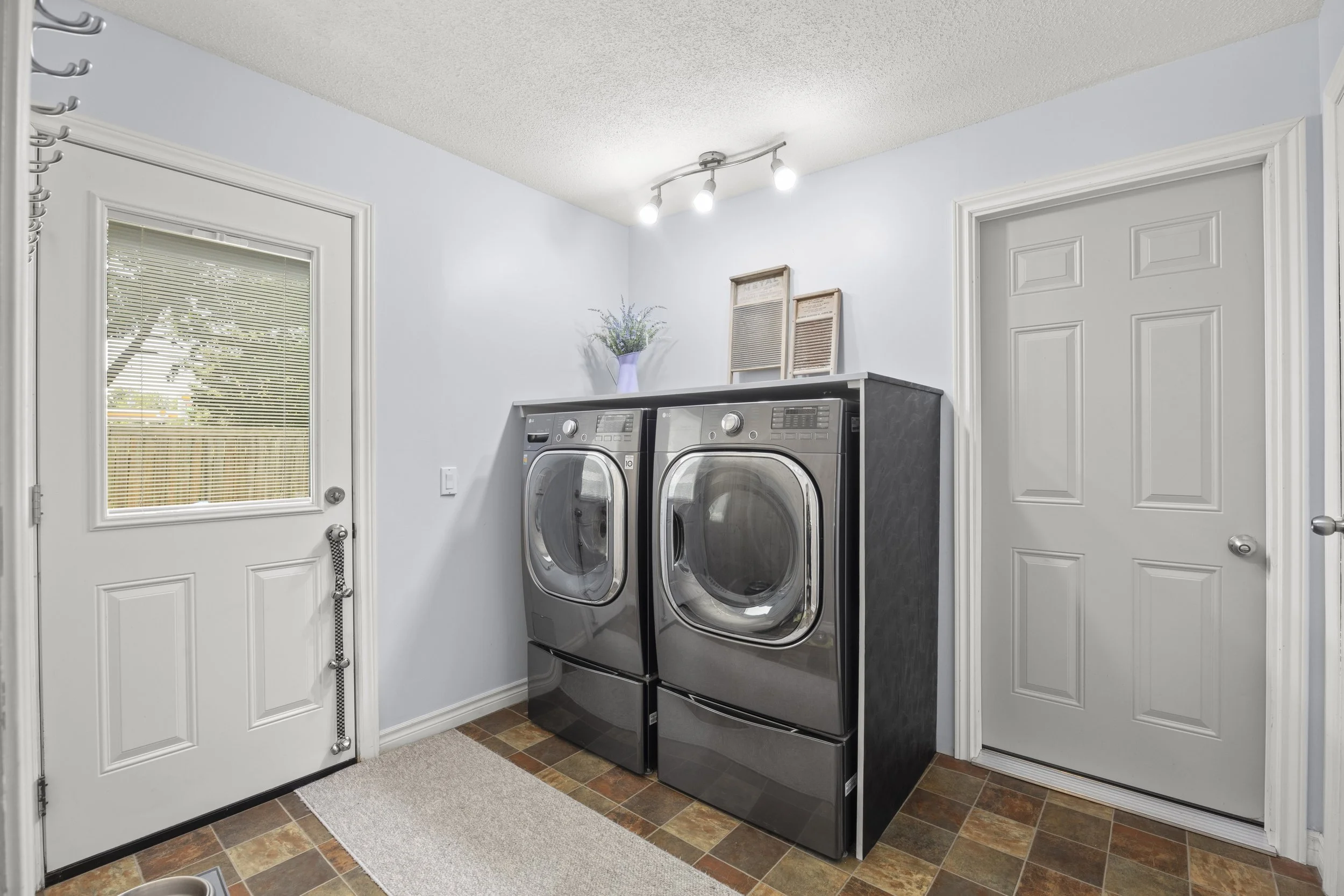 219 Dundas St W -21.JPG