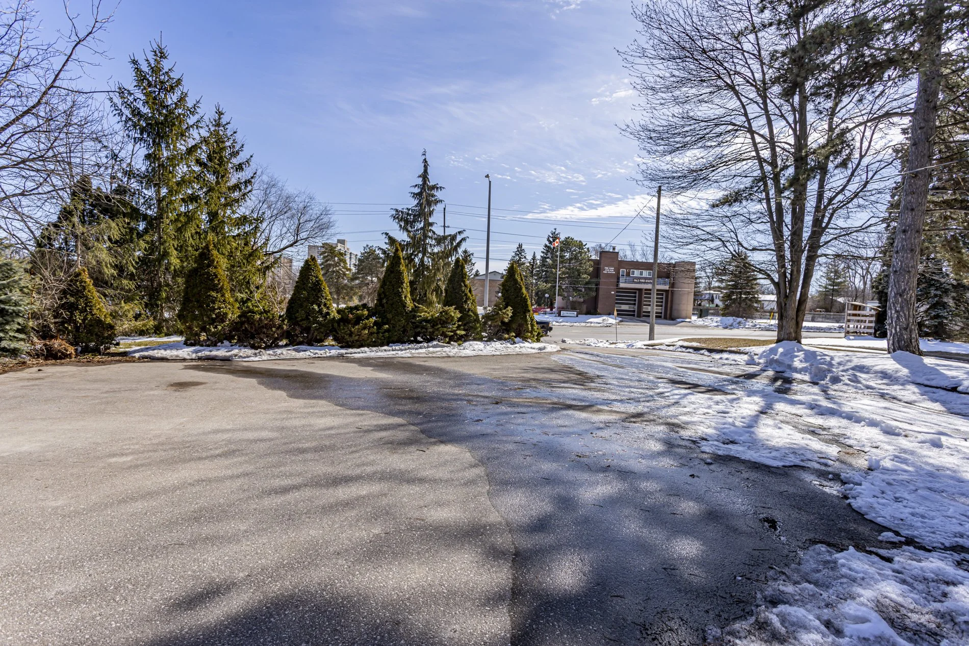 545 Commissioners Rd W_04.JPG