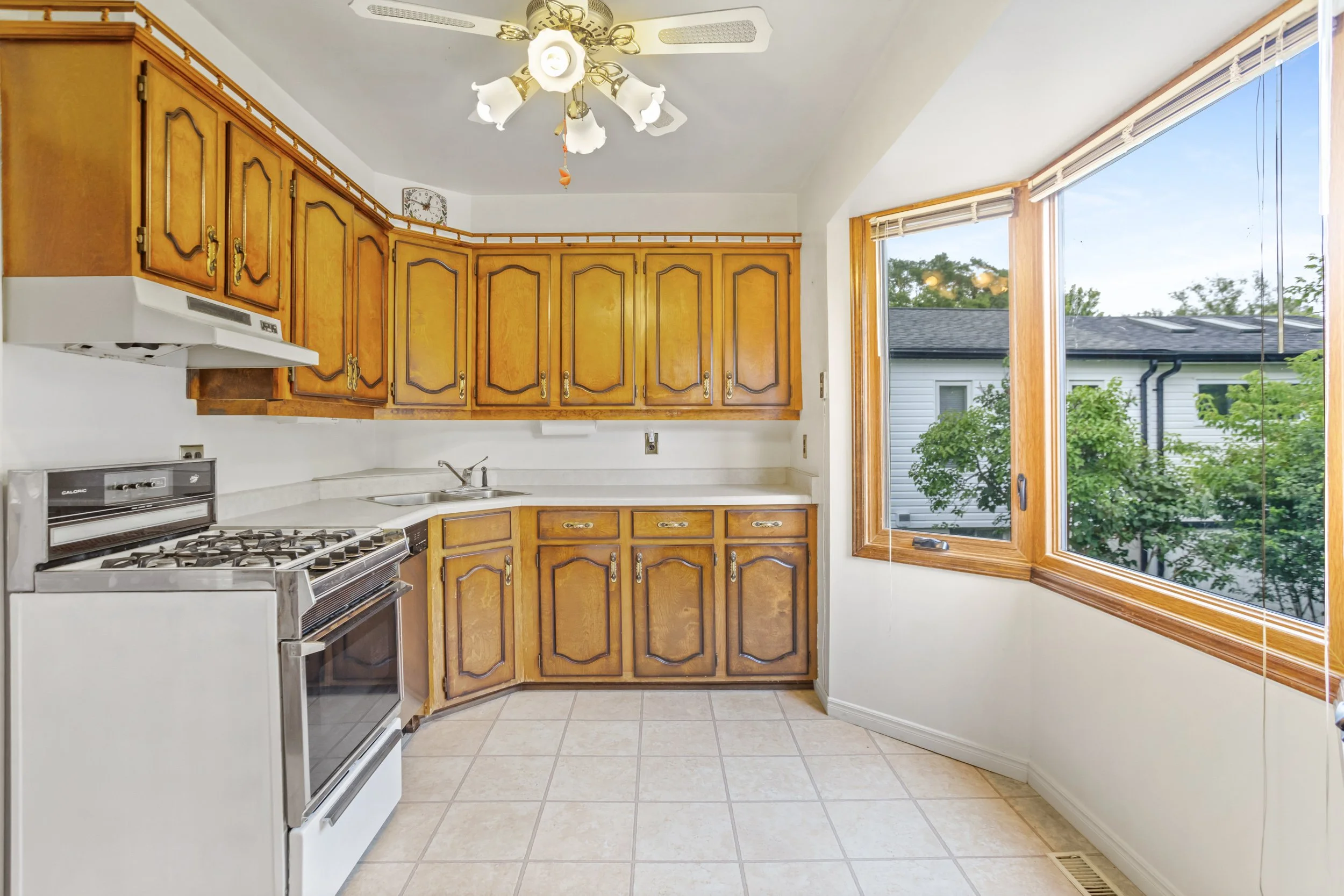 1871 Parkhurst Ave-12.jpg