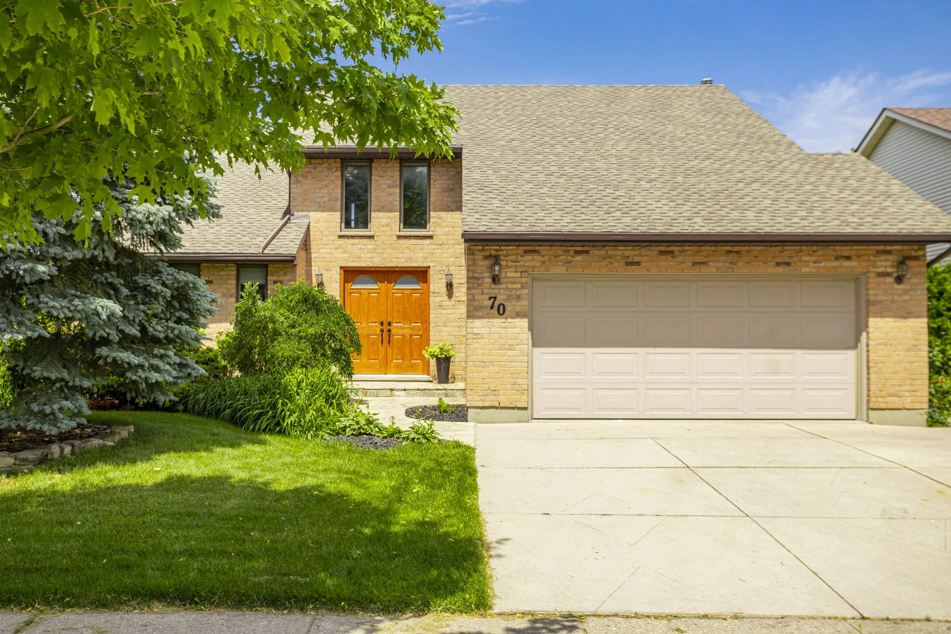 70 Thumnderbird Cres_03.JPG