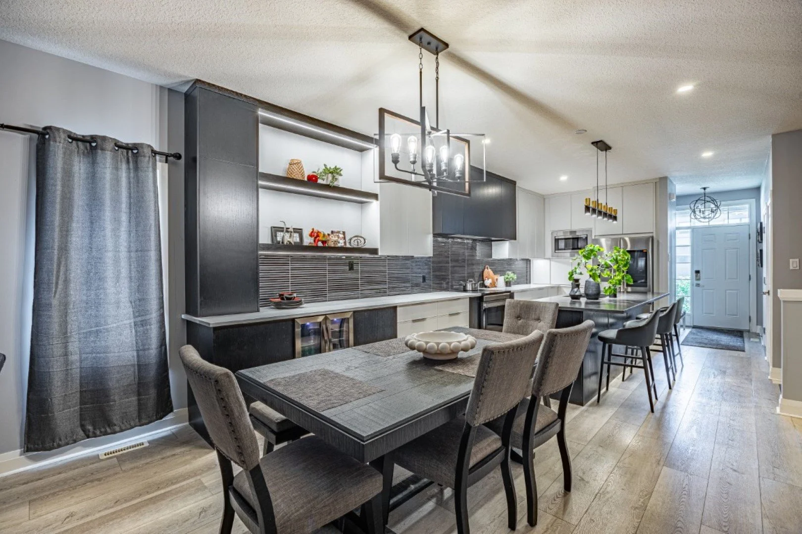 3229 Raleigh Cres-2.jpg