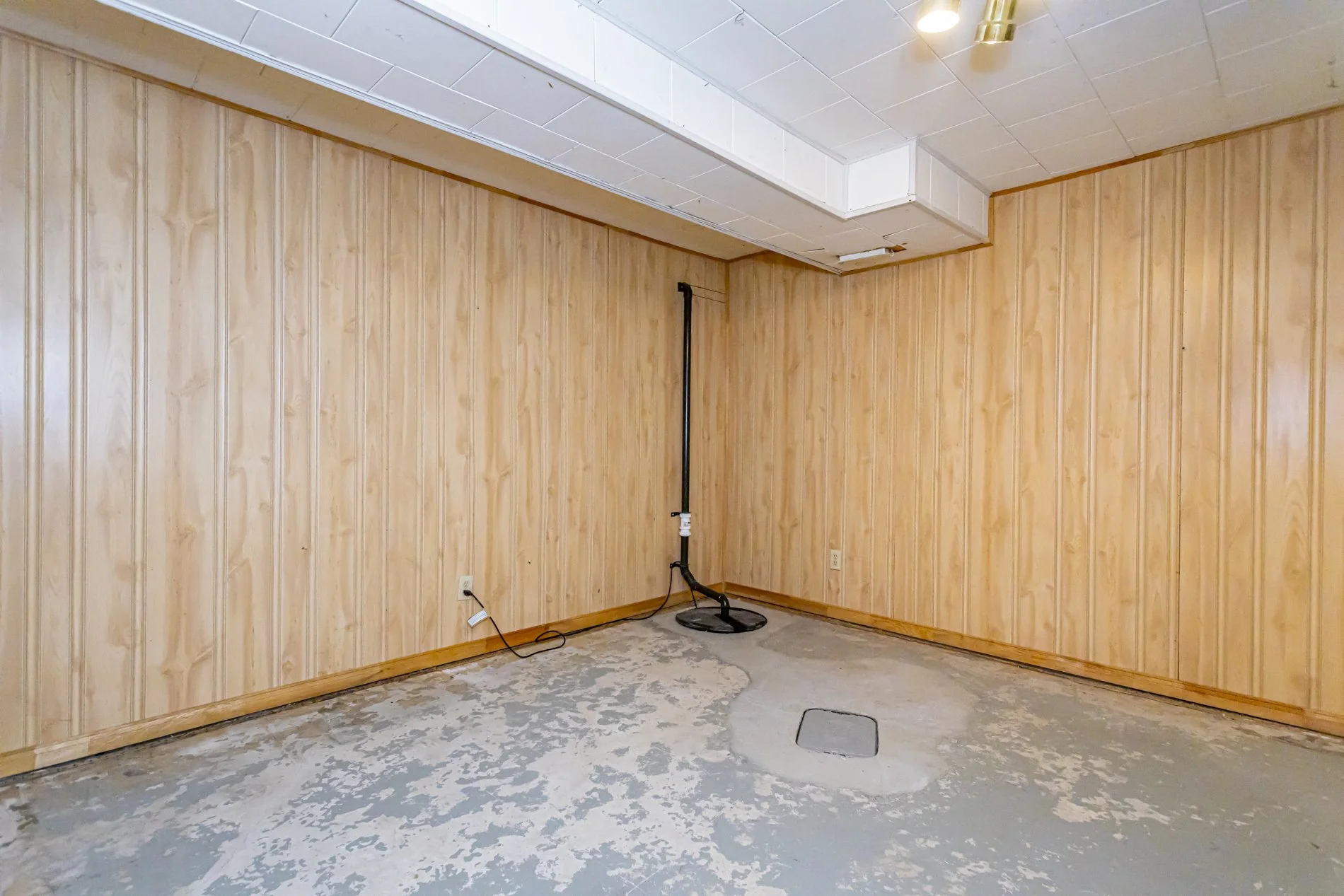 129 Nicholas Cres_37.jpg