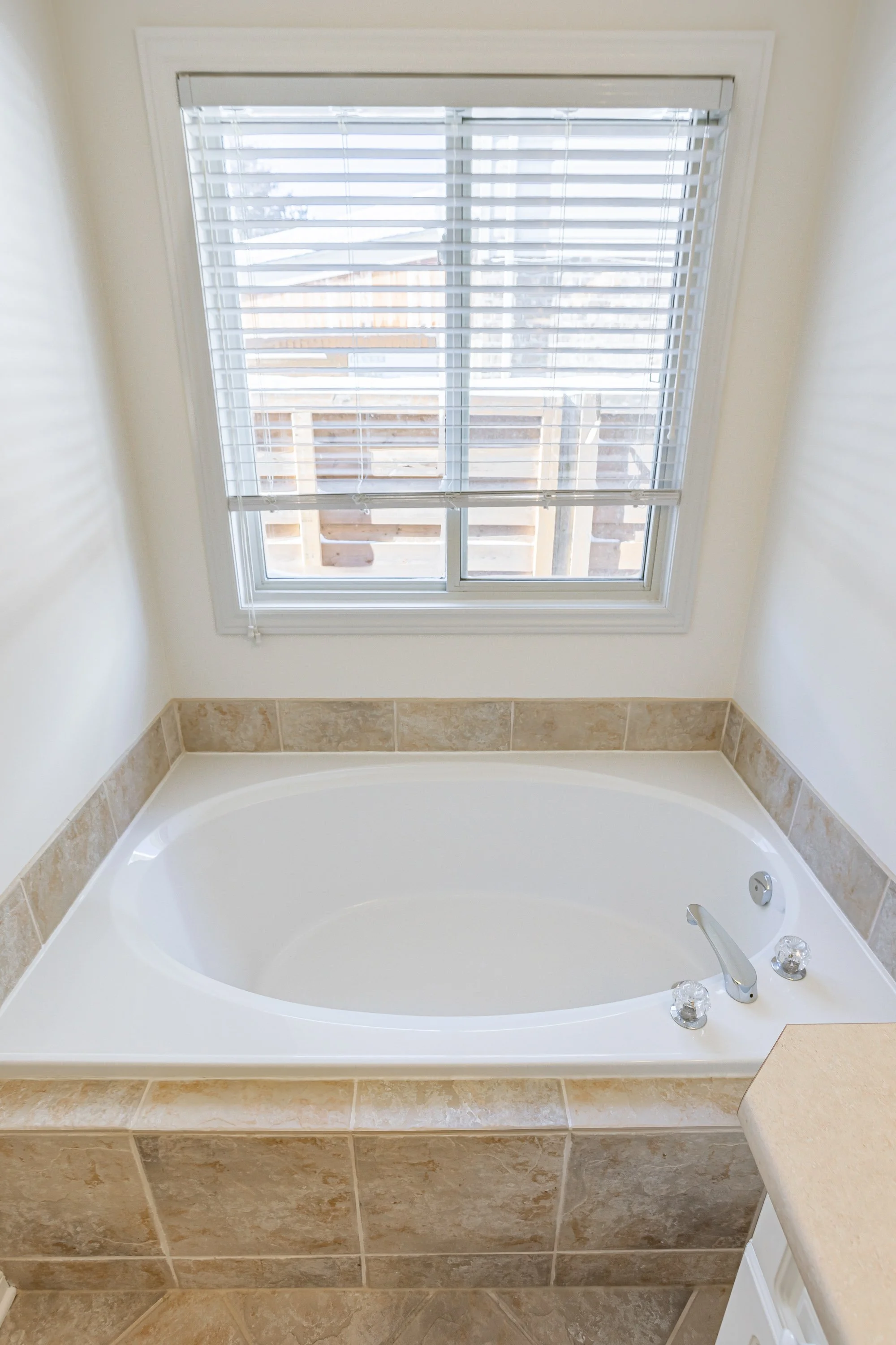 928 Crestview Cres-26.jpg