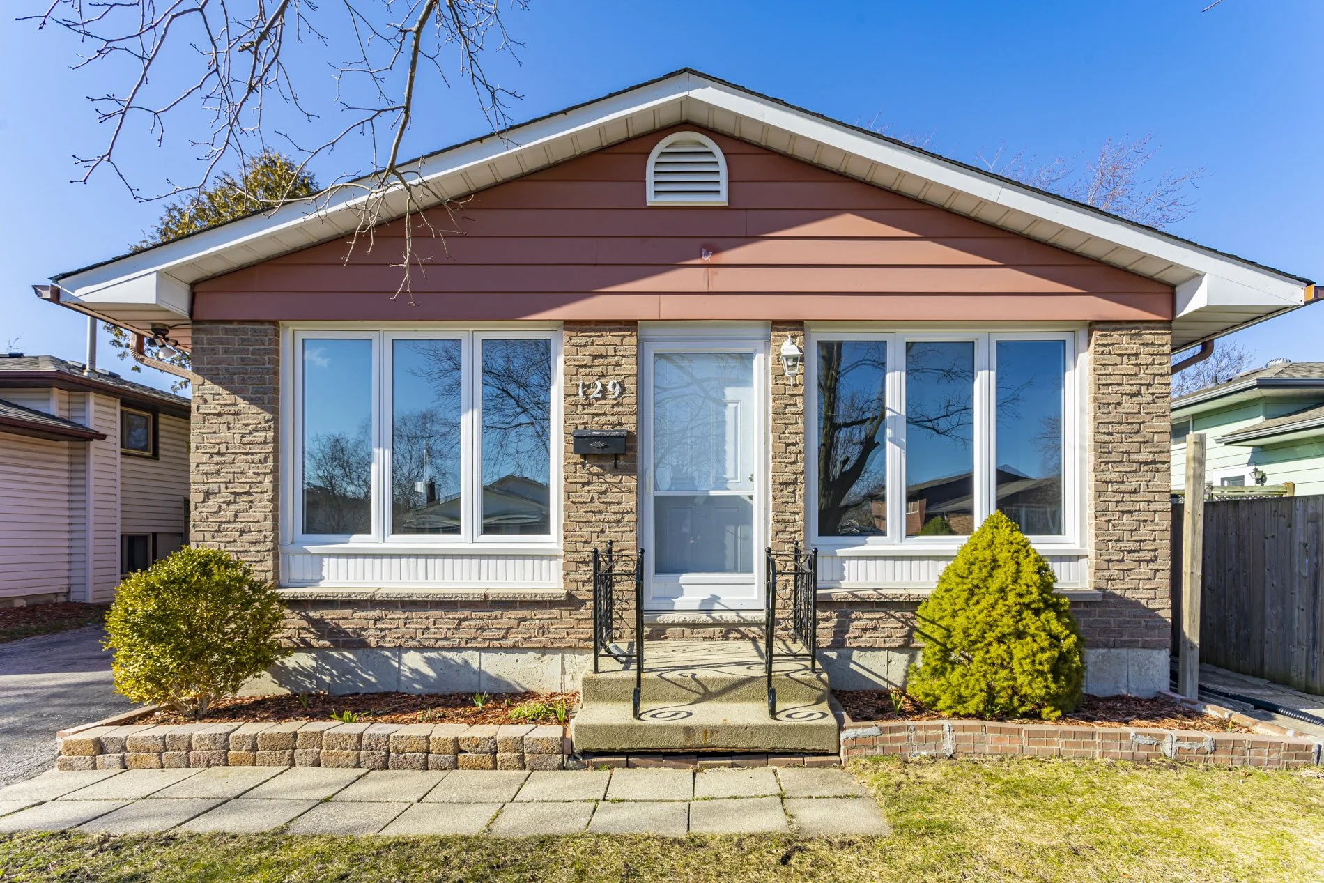 129 Nicholas Cres_01.jpg