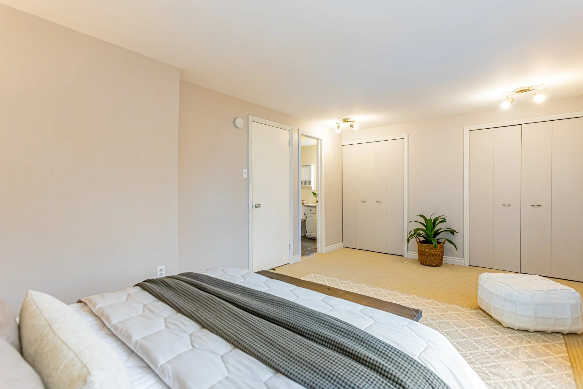 1-231 Windsor Ave-20.jpg