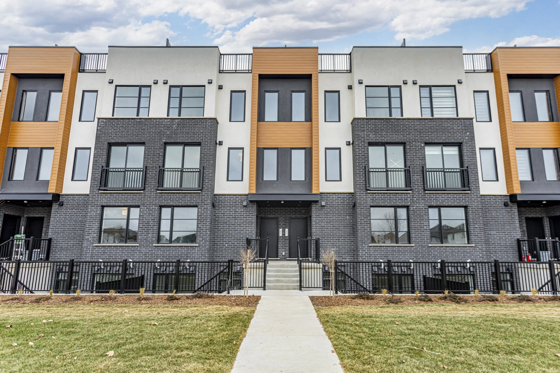 55-3900 Savoy St_01.JPG