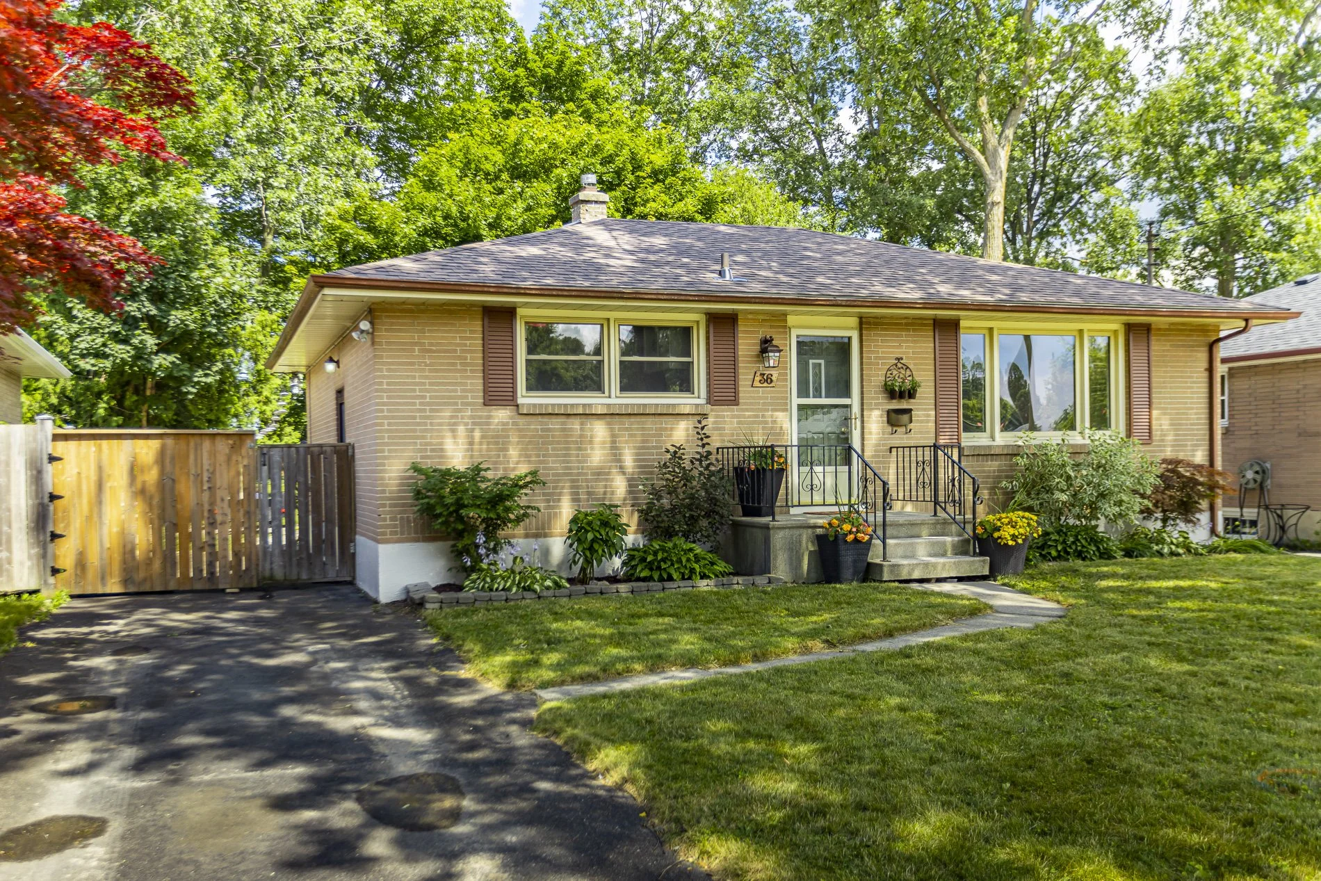 36 Thorncrest Cres_02.jpg