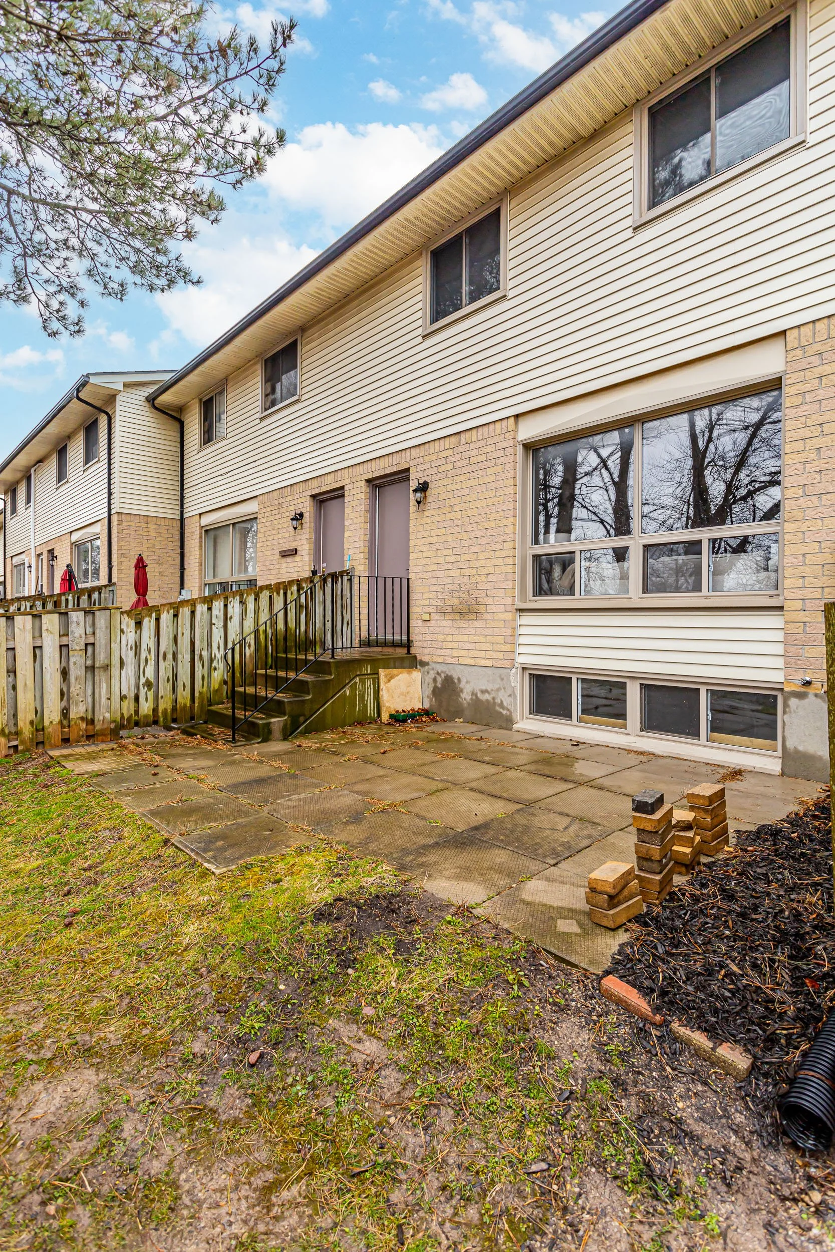 38-355 Sandringham Cres-30.jpg