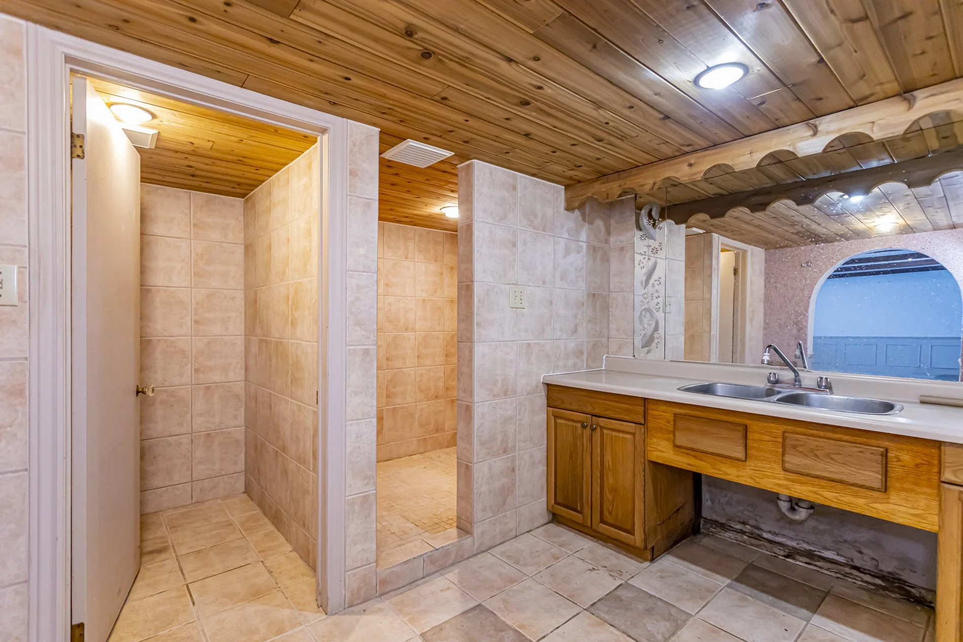 545 Commissioners Rd W_33.JPG