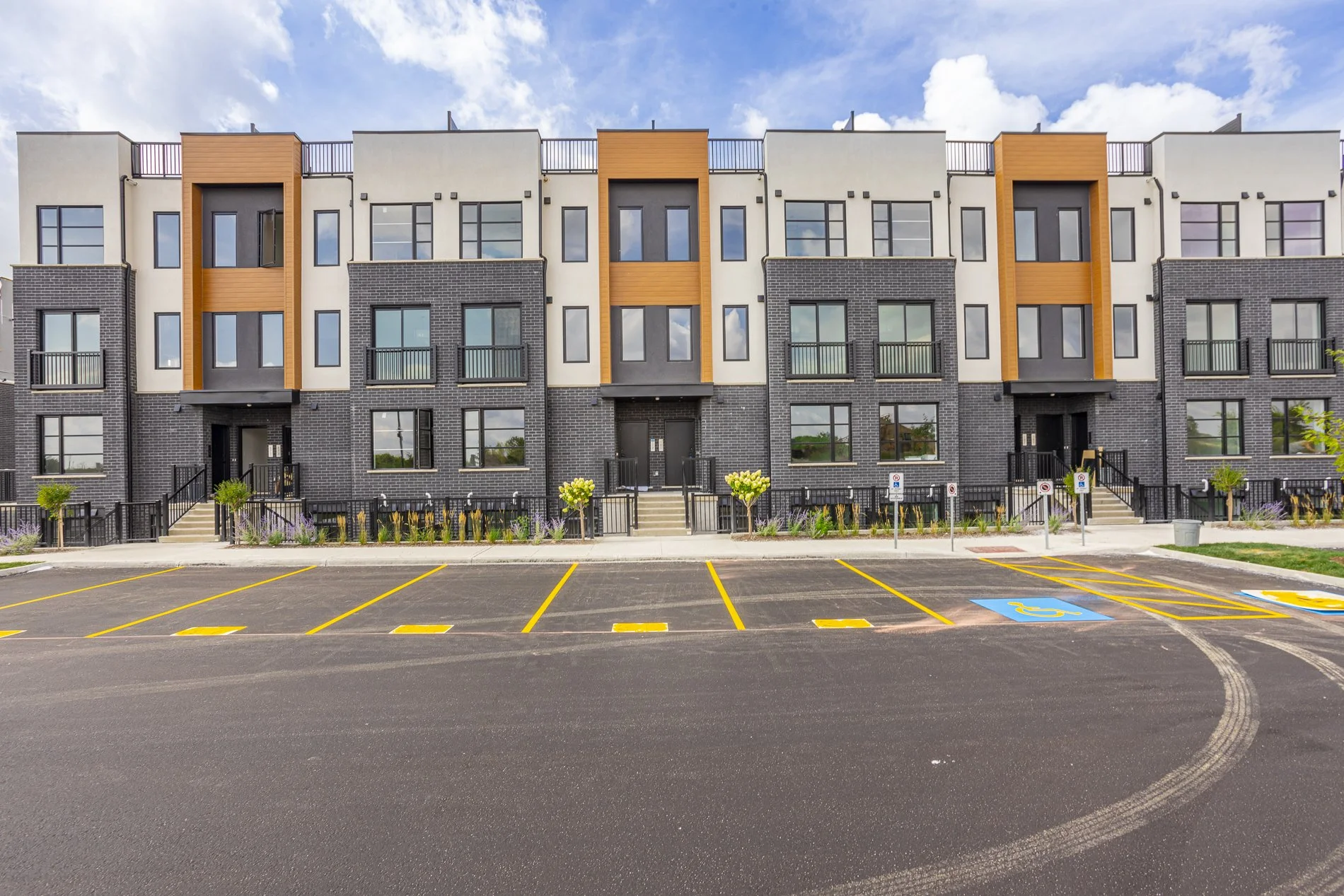 177-3900 Savoy St_01.jpg