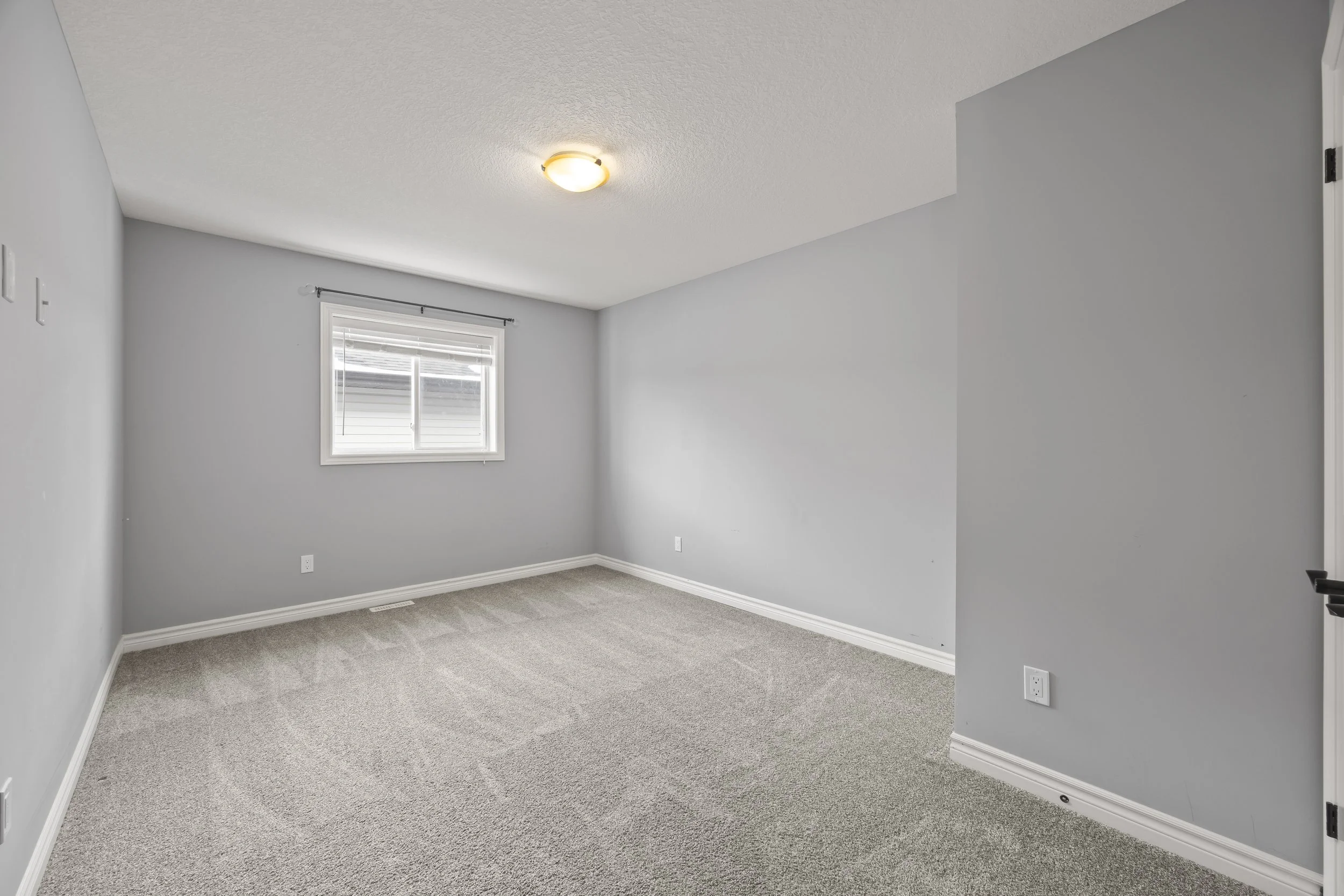 471 Sophia Cres -32.JPG