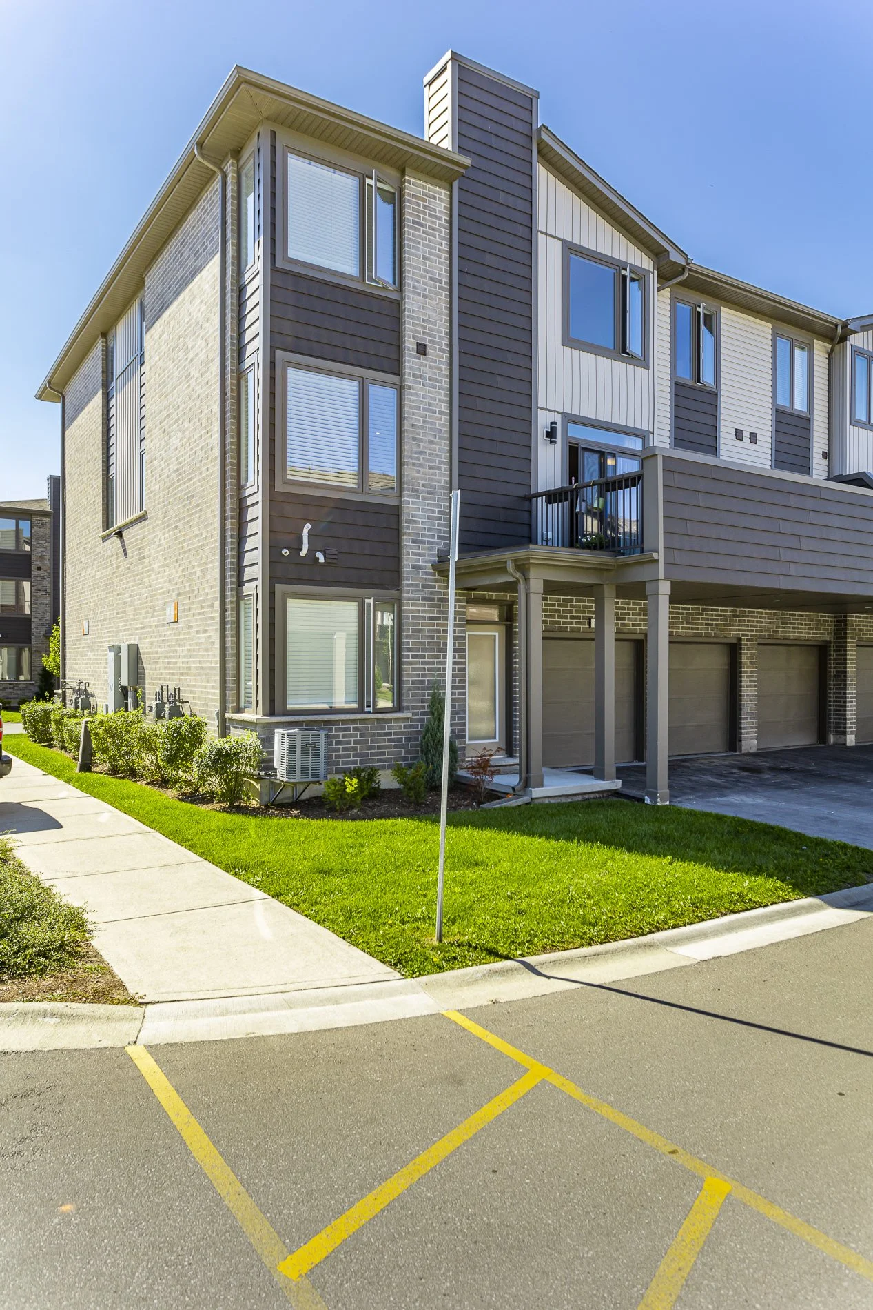 100-1960 Dalmagarry Rd_02.jpg