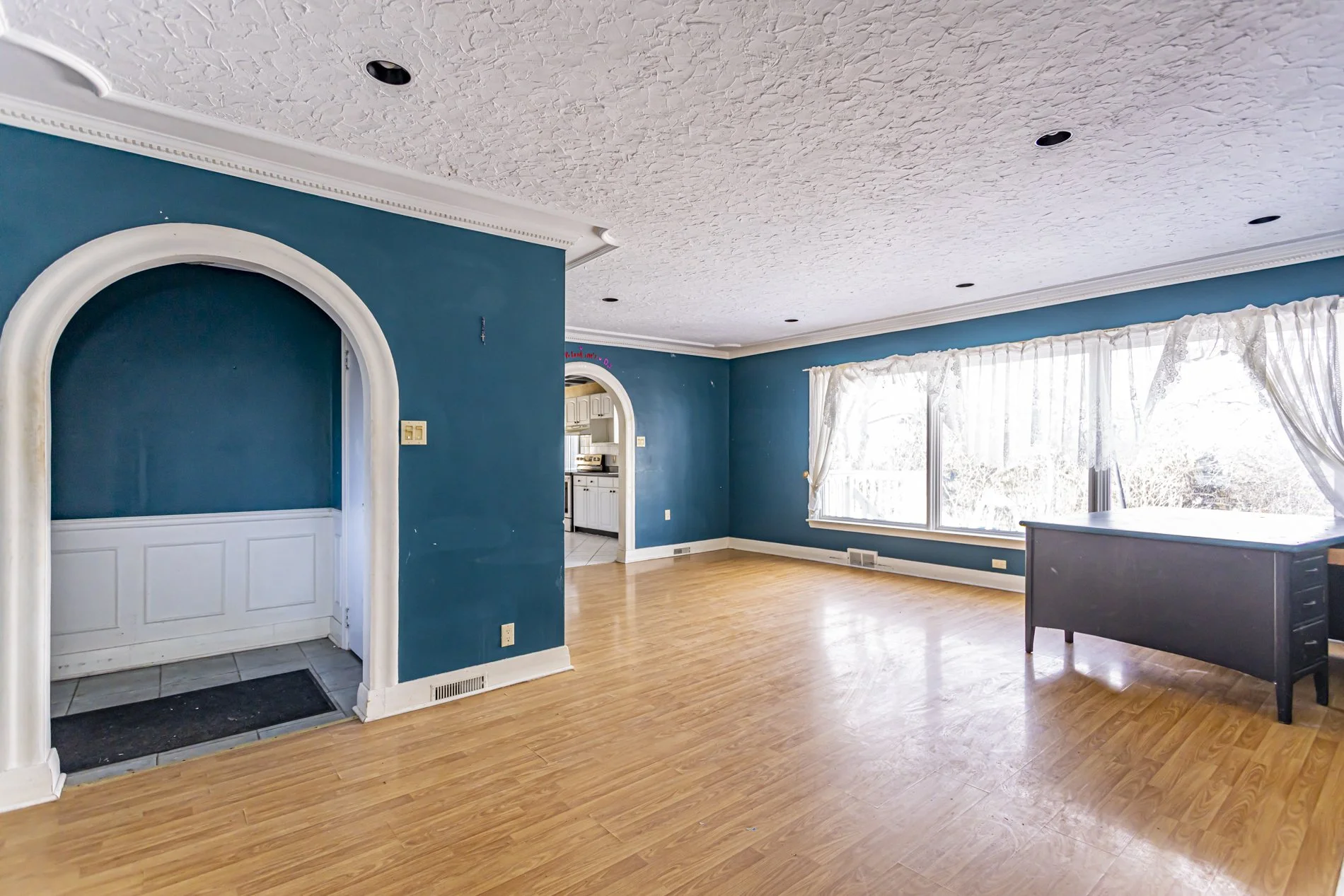 545 Commissioners Rd W_10.JPG