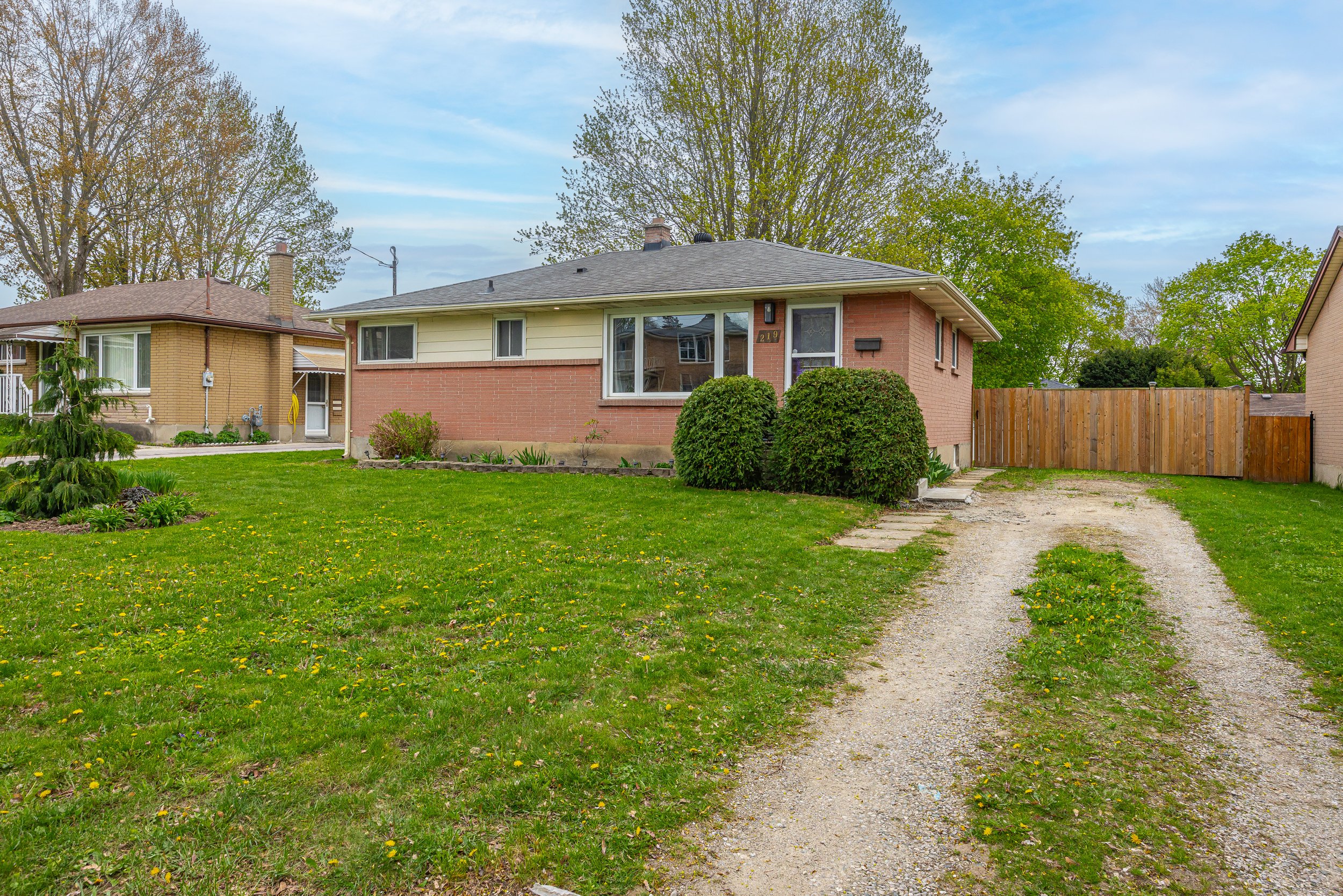 219 Burnside Dr -01.jpg