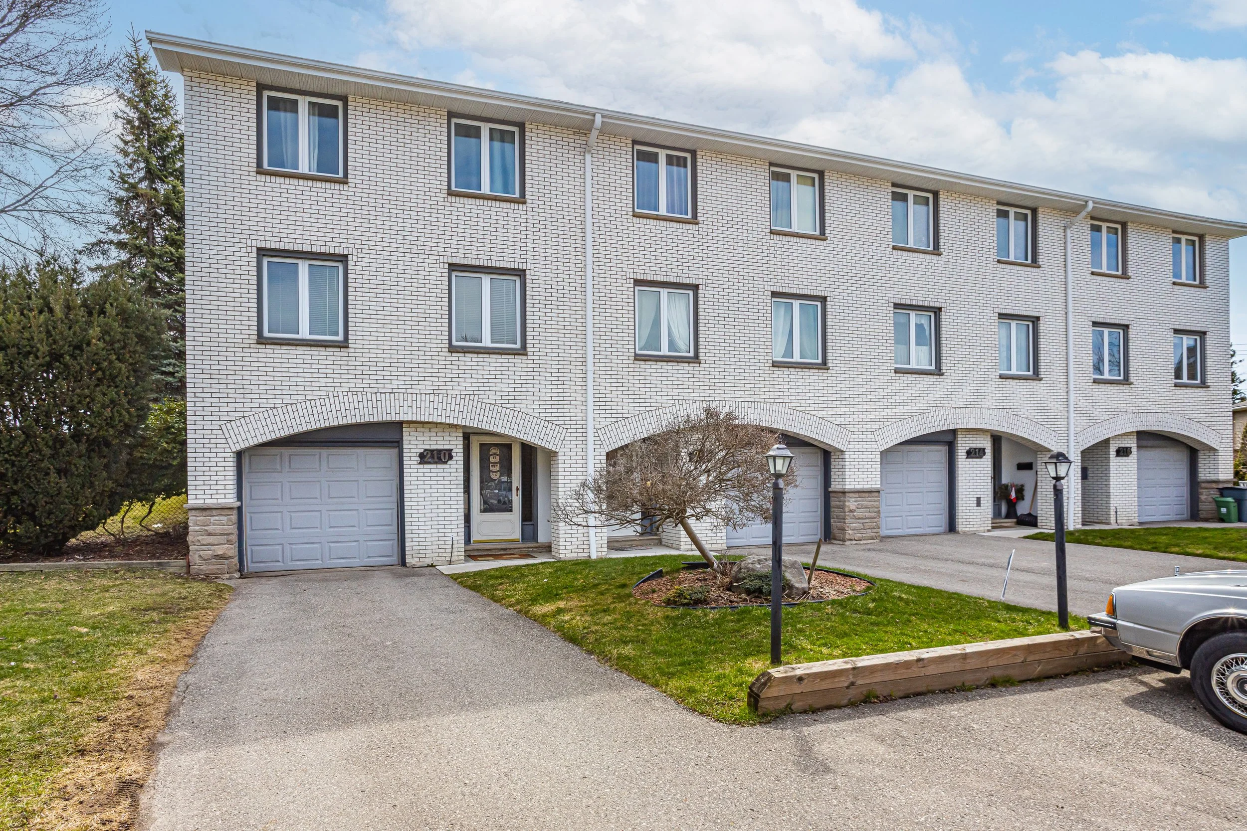 216 Homestead Cres-4.jpg