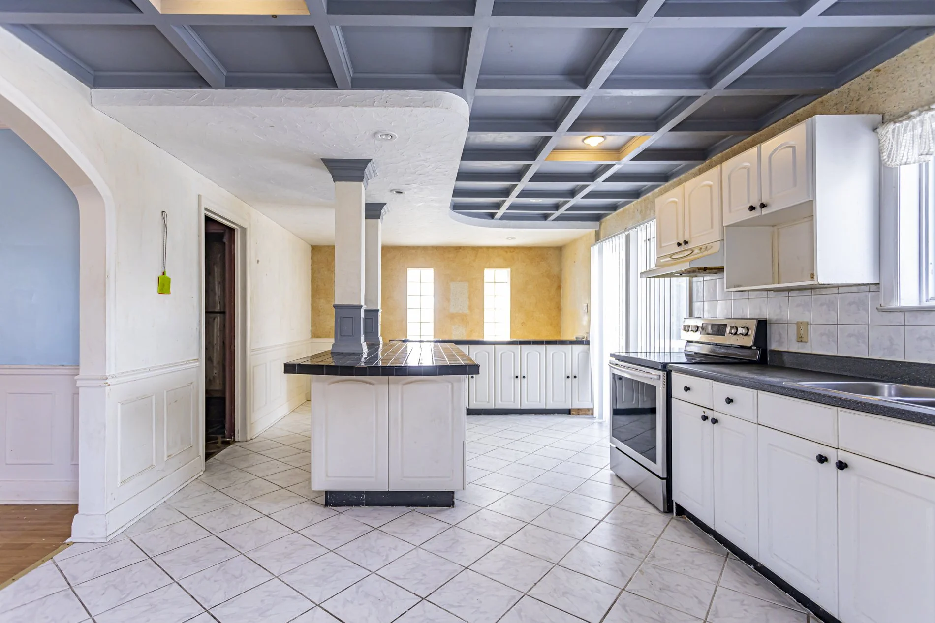 545 Commissioners Rd W_12.JPG