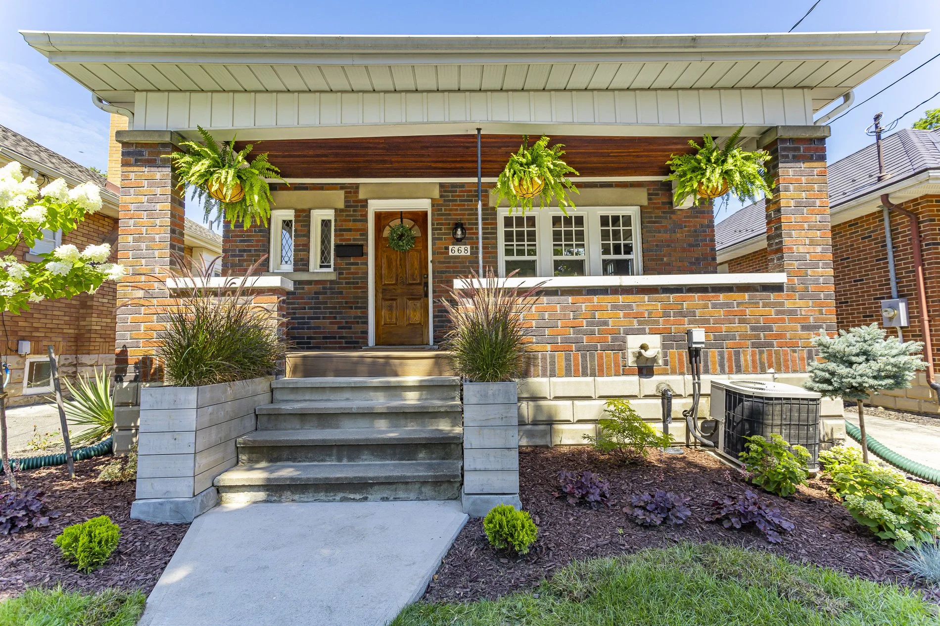 668 Emery St_03.jpg