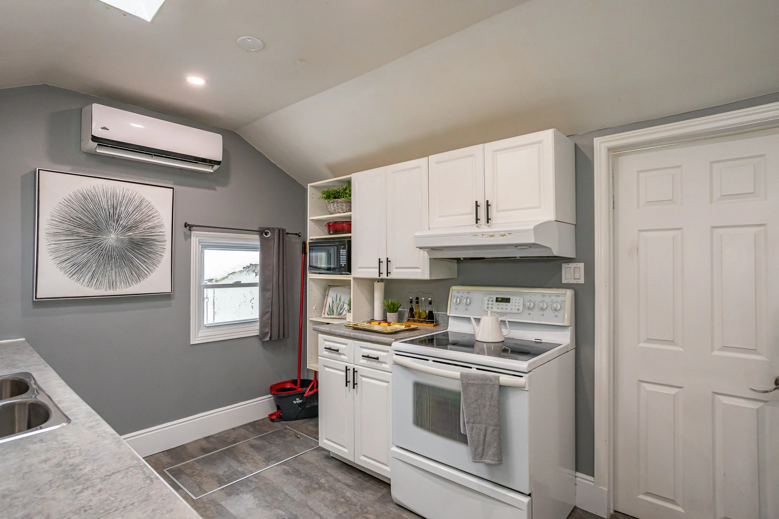 225 Simcoe St-15.jpg