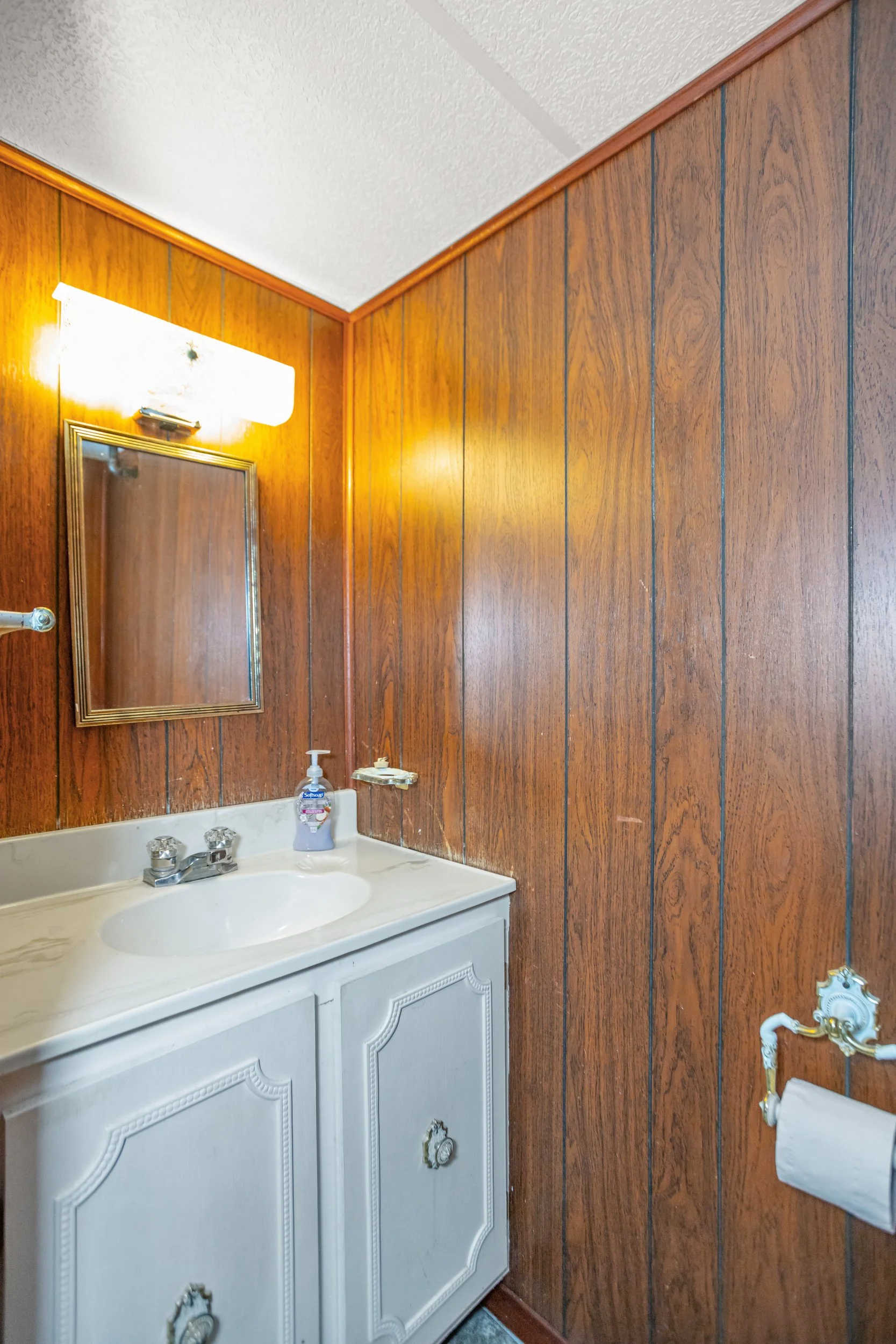 1871 Parkhurst Ave-23.jpg