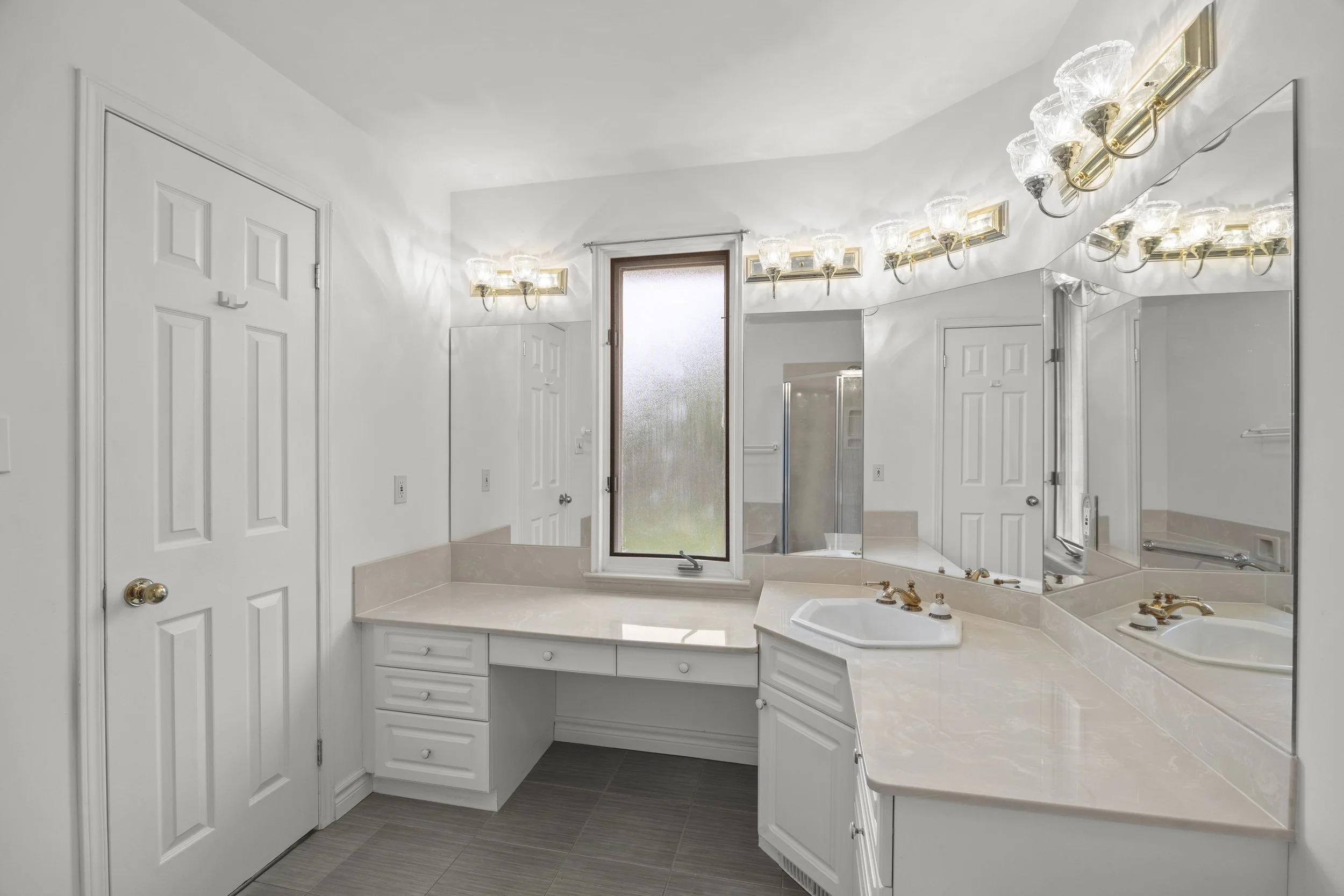 7069 Diane Cres -31.JPG