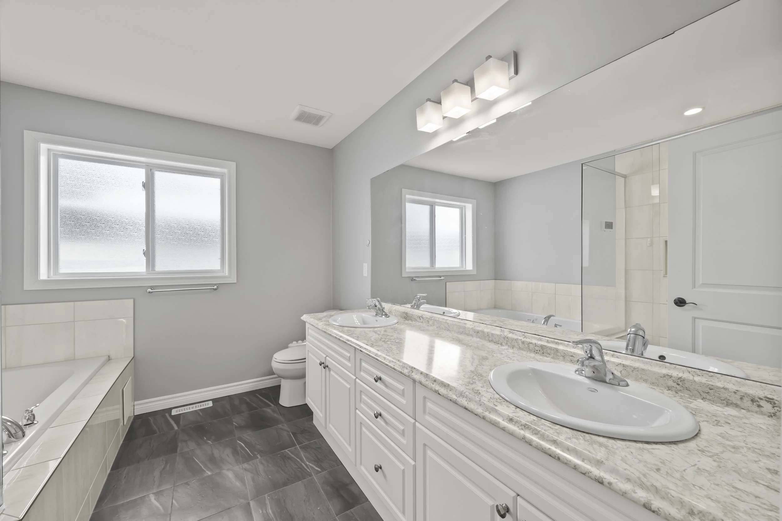 471 Sophia Cres -26.JPG