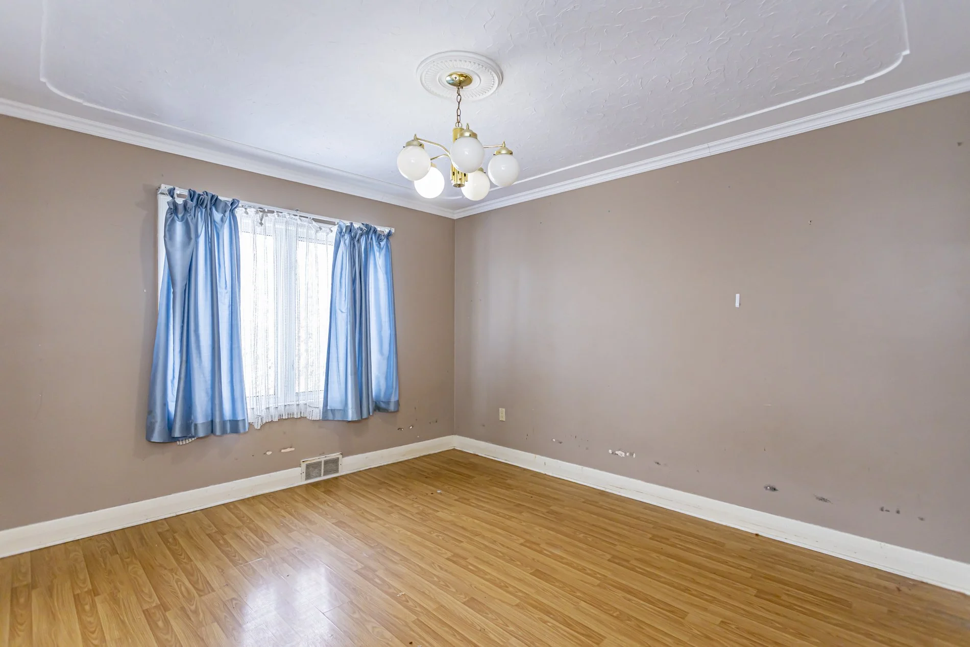 545 Commissioners Rd W_22.JPG