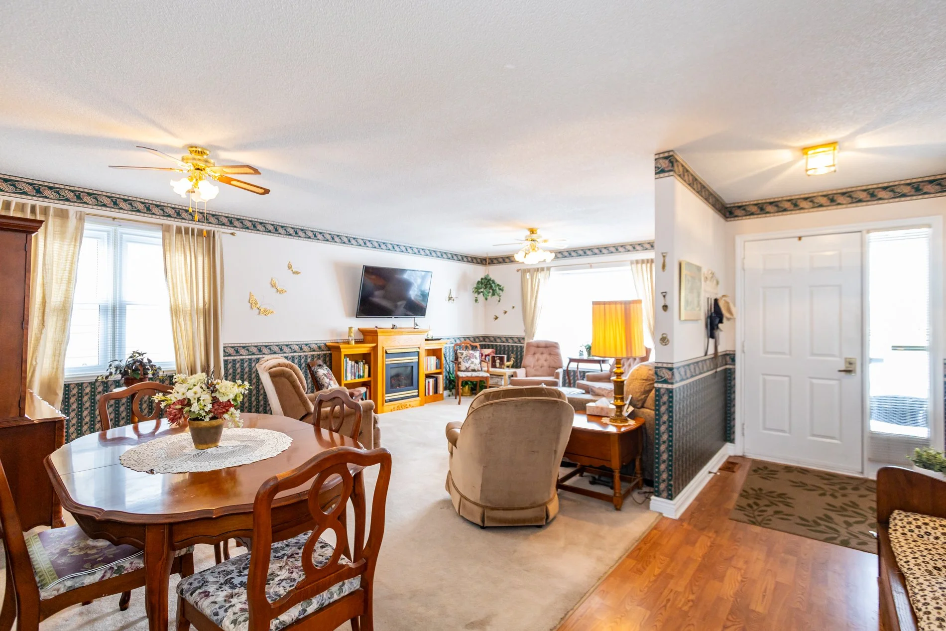 60 Hawkins Cres-9.jpg