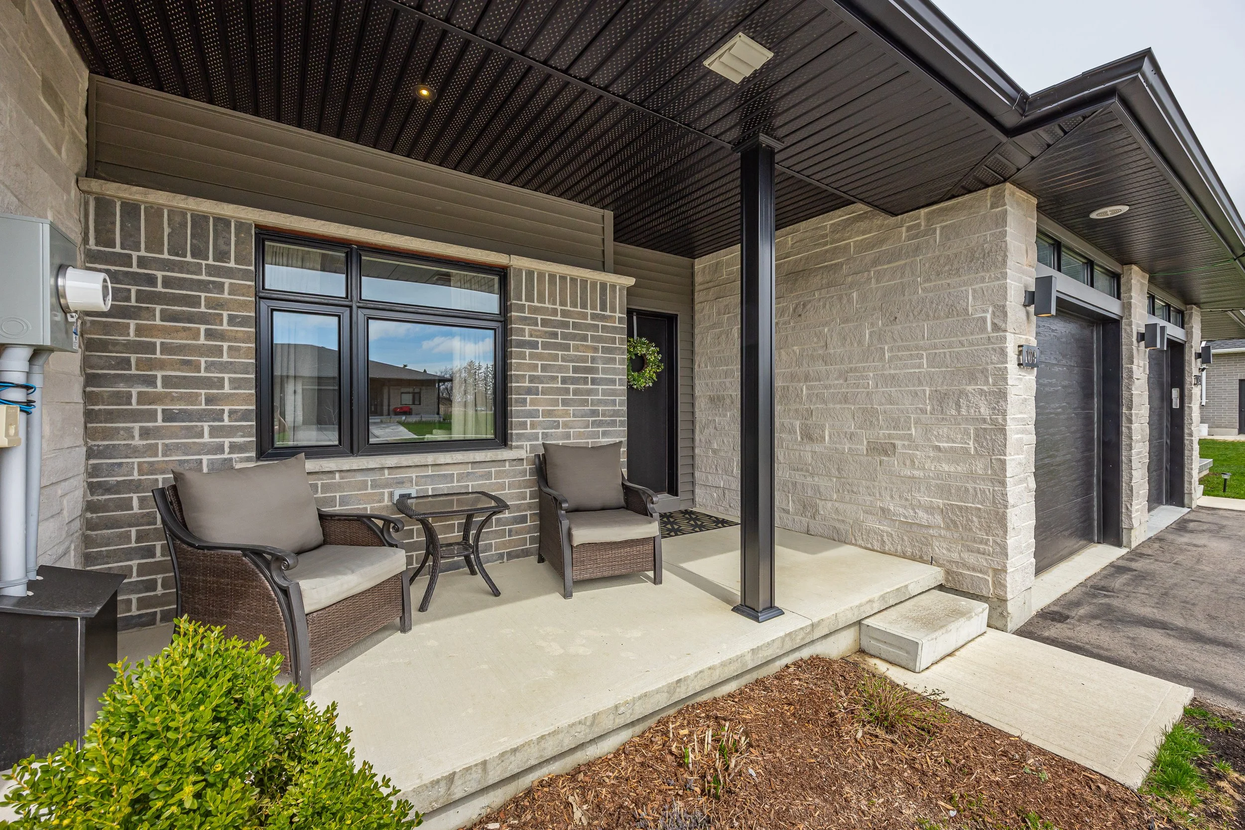 100 Rowe Ave -04.jpg