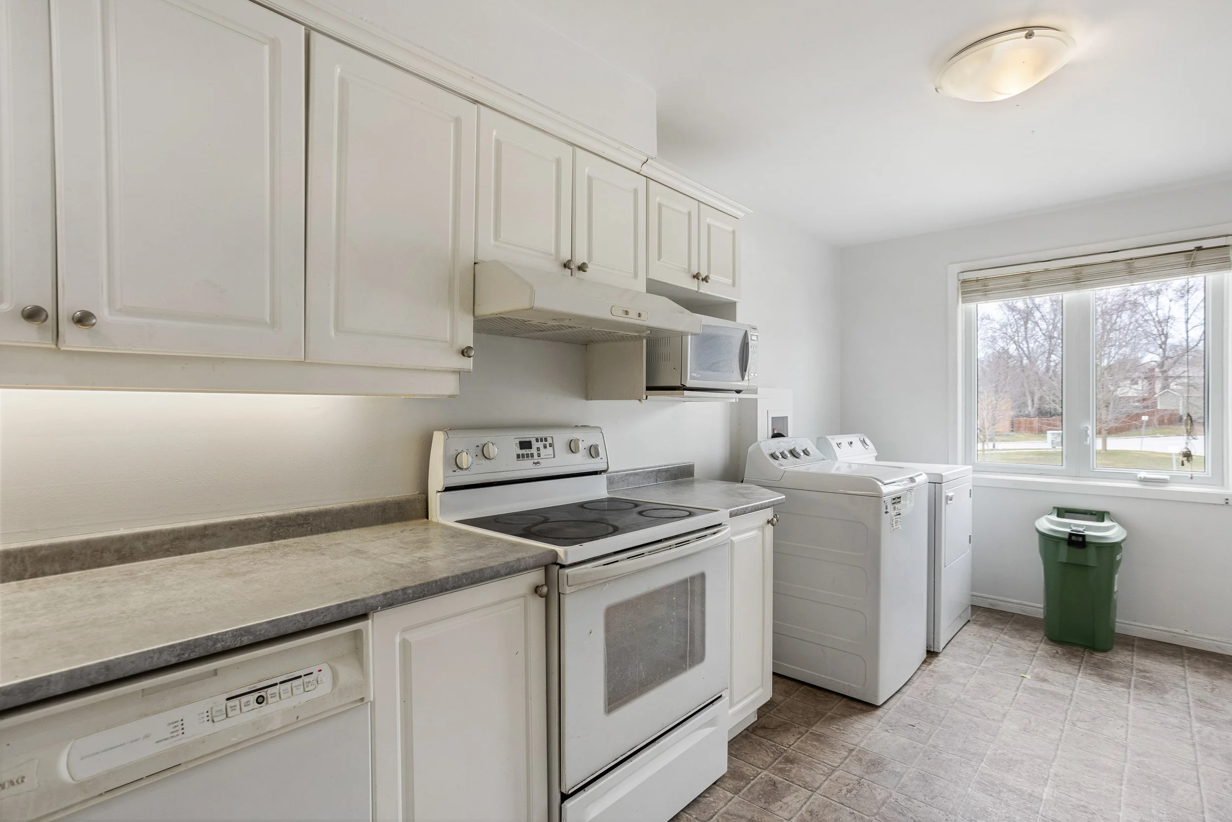 216 Homestead Cres-15.jpg