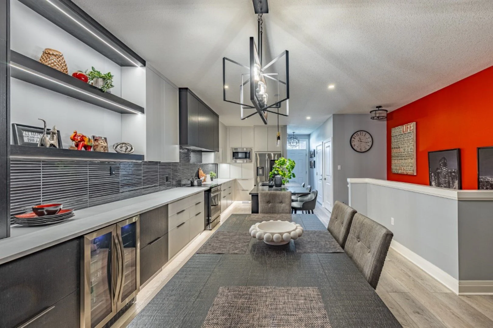 3229 Raleigh Cres-1.jpg
