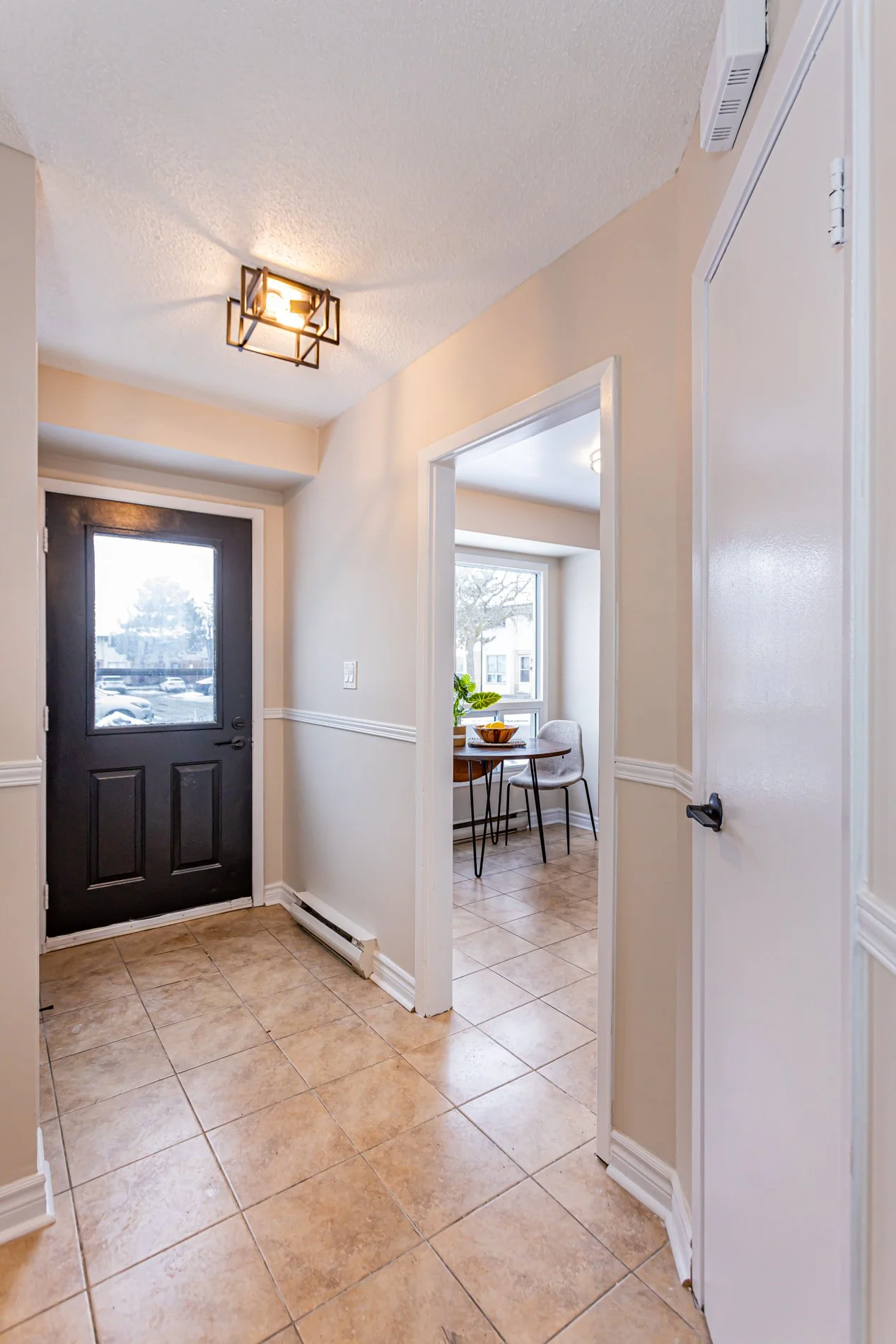 42-355 Sandringham Cres-4.jpg
